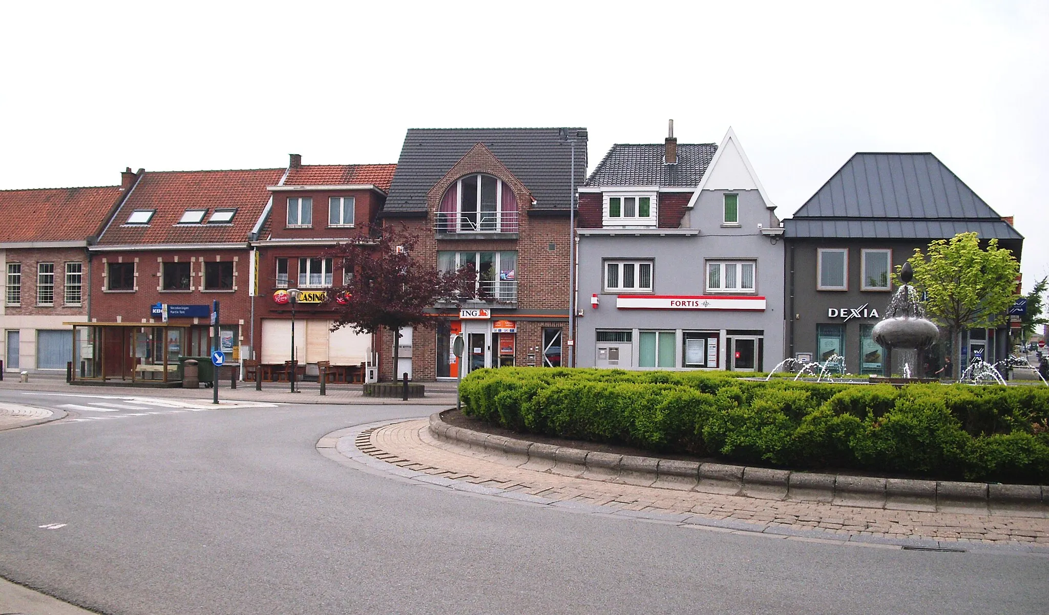 Photo showing: Een schoolvoorbeeld van het bankaanbod in België, vlnr: KBC, ING, Fortis en Dexia Daartussen een café Casino. - Kruishoutem - Kruisem - Oost-Vlaanderen - België