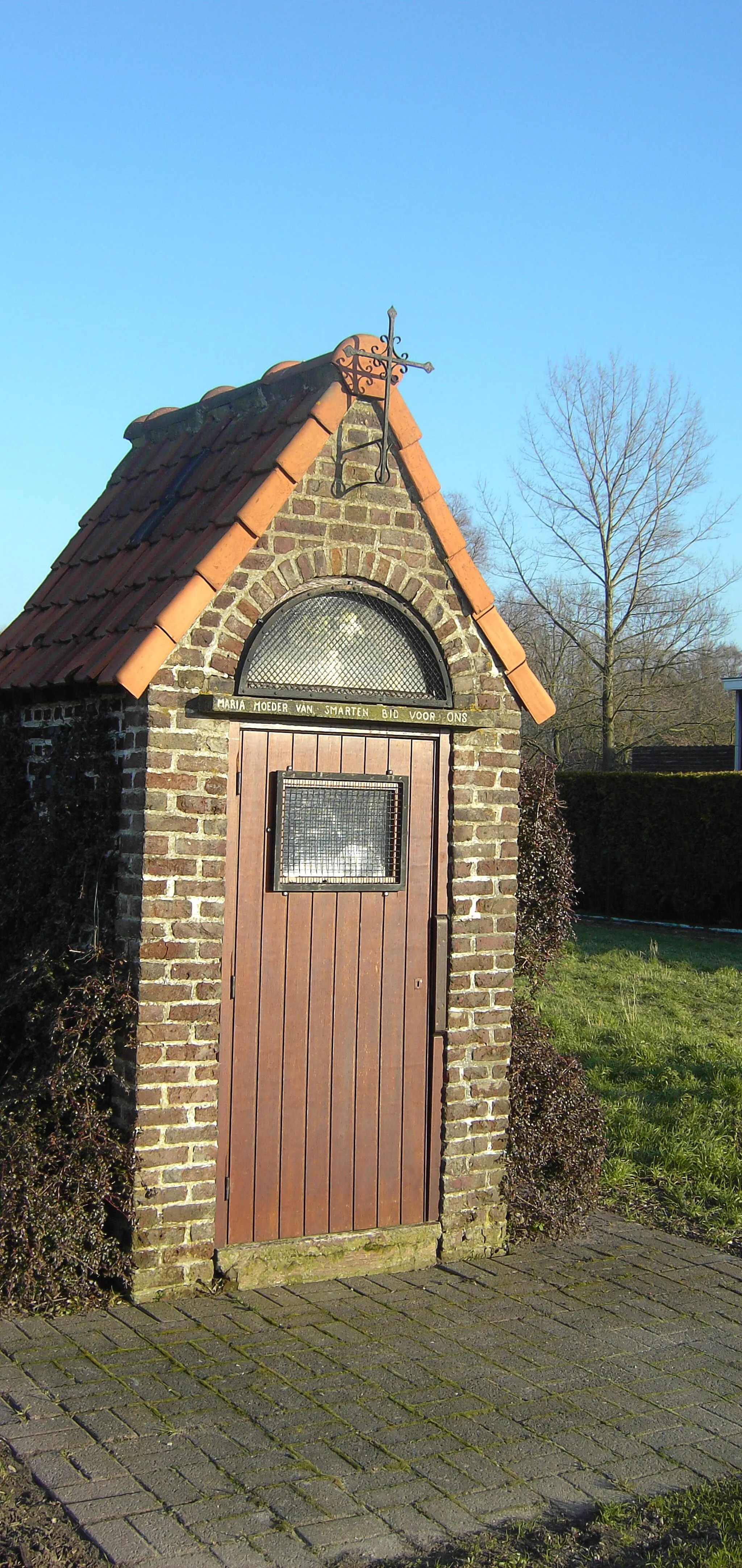 Photo showing: Merelbeke (Belgium) - Kapelletje op de Kerkhoek, op die plaats stond tot rond 1870 de oude kerk van Merelbeke. Het gebouwtje staat op die plaats waar het altaar stond.