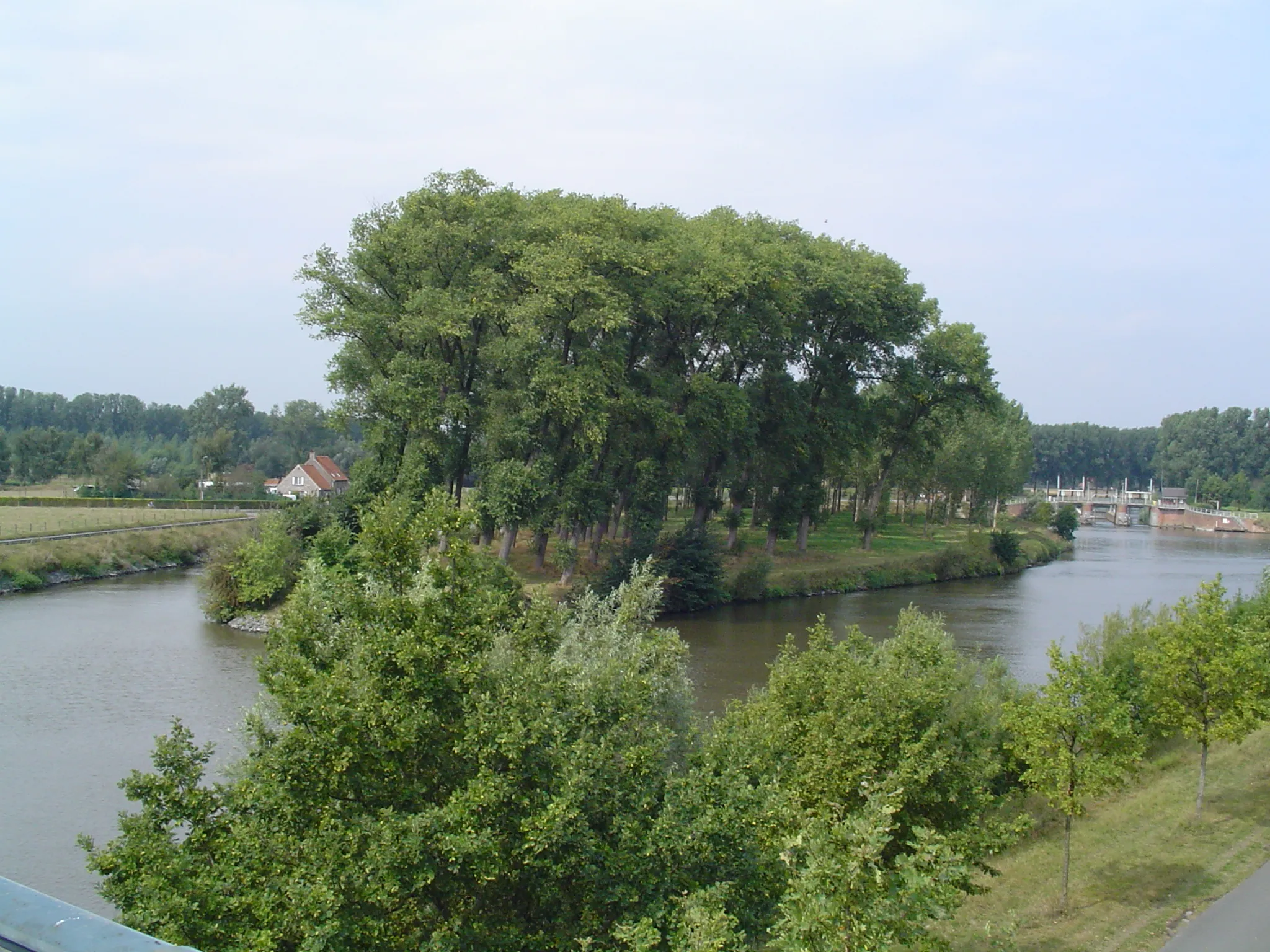 Photo showing: Eiland in het Schipdonkkanaal te Merendree, vooraleer de bomen verdwenen zijn.