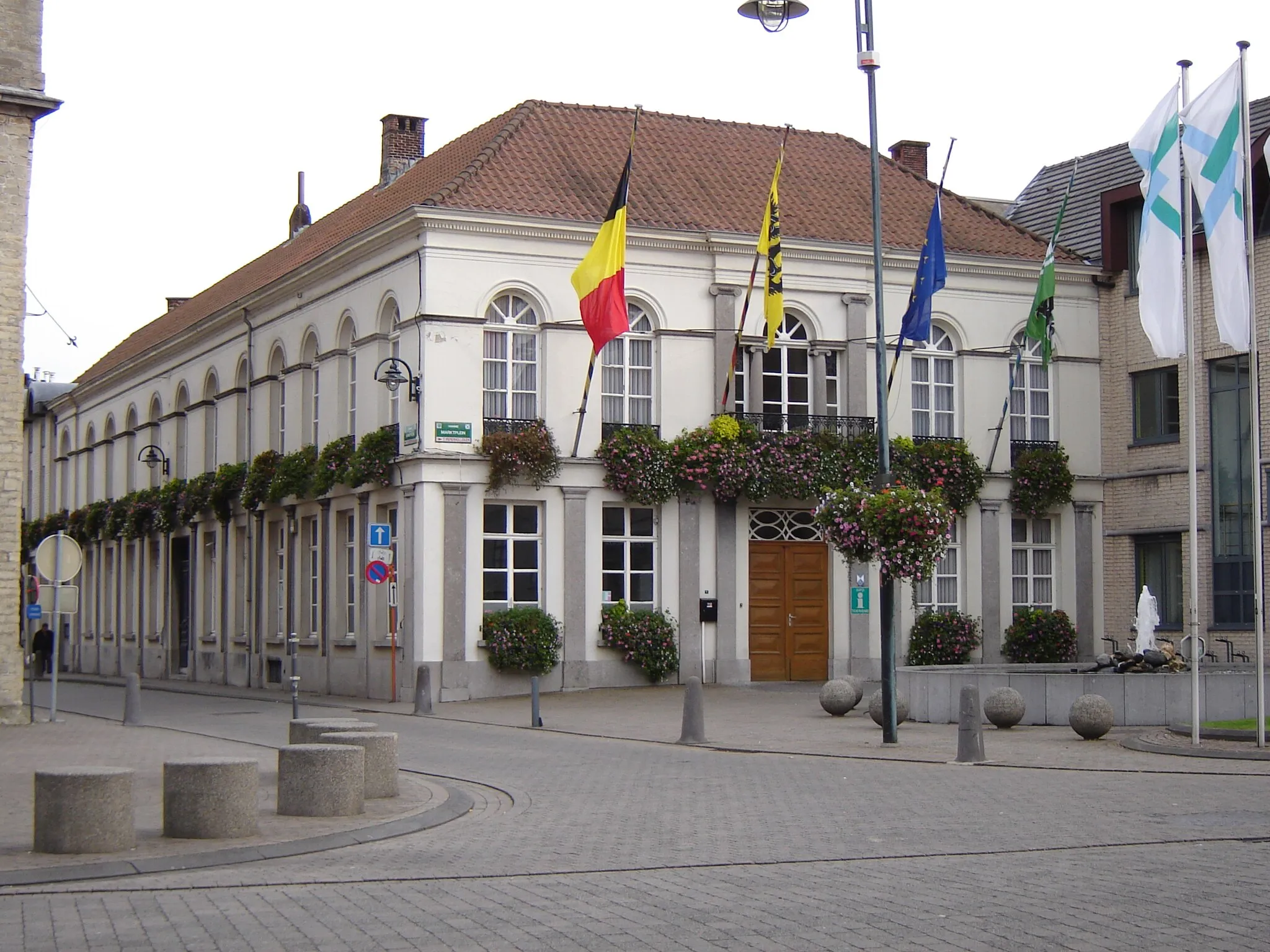 Photo showing: Town hall of Hamme. Hamme, East Flanders, Belgium