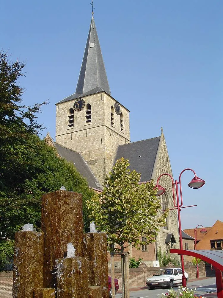 Photo showing: De Sint-Mauritius-en-Gezellenkerk op de markt van Nevele centrum