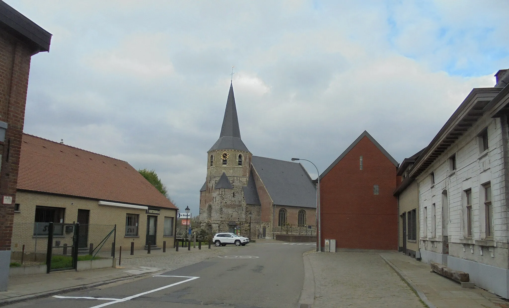 Photo showing: Het centrum van Opbrakel met de Sint-Martinuskerk - Opbrakel - Brakel - Oost-Vlaanderen - België