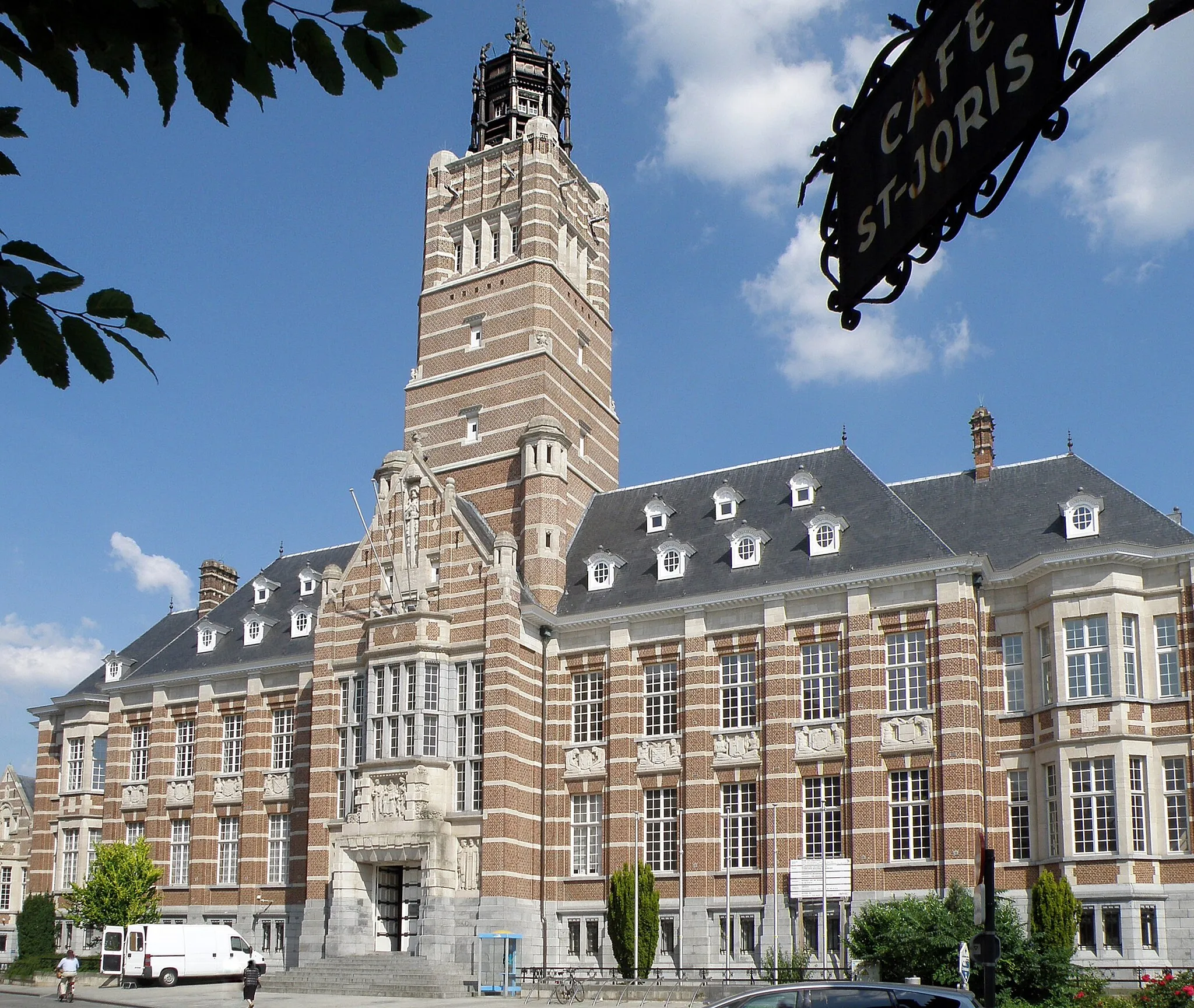 Photo showing: Termonde (néerl. Dendermonde), prov. de Flandre-Orientale, Belgique. Palais de justice, édifice de style expressionniste et éclectique, érigé entre 1923 et 1927, selon les plans de l’archit. Valentin Vaerwijck. Sculptures d’Oscar Sinia.