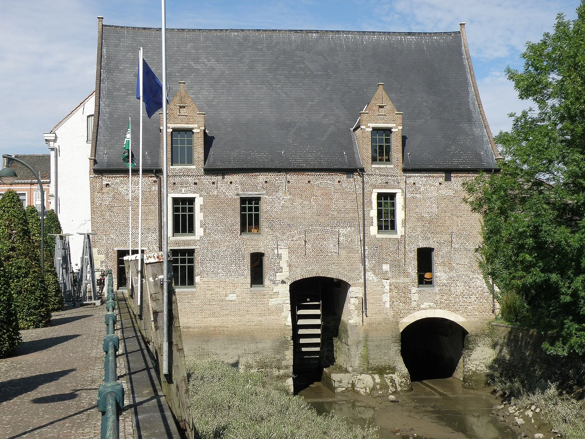 Photo showing: Rupelmonde (gem. Kruibeke, prov. Oost-Vlaanderen, België). Getijdenmolen op de Schelde (bij laagtij): zuidgevel (naar Schelde toe).