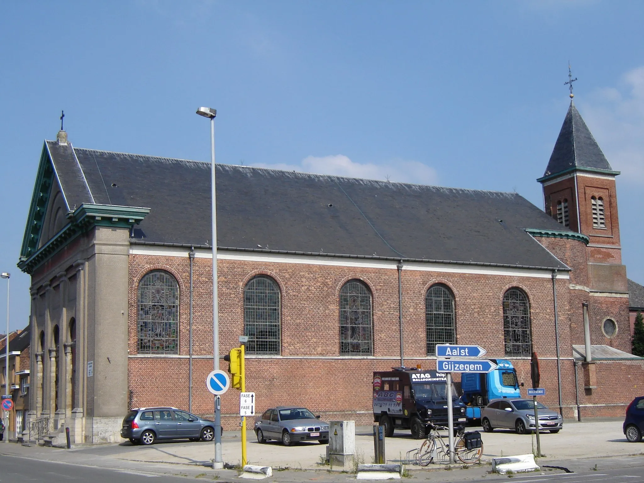 Photo showing: Church of Our Lady of the Seven Sorrows in Schoonaarde. Schoonaarde, Dendermonde, East Flanders, Belgium