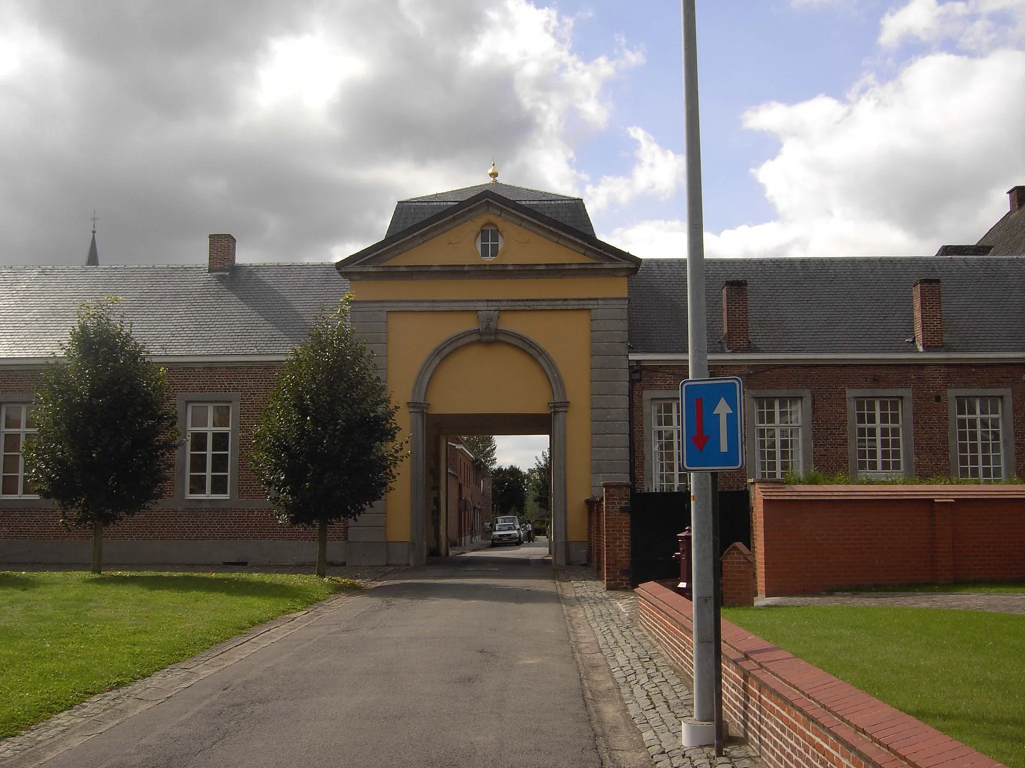 Photo showing: Sint-Martens-Lierde - toegang tot het dorp via een poort - vroeger een Kartuizerpriorij - Lierde - Oost-Vlaanderen - België