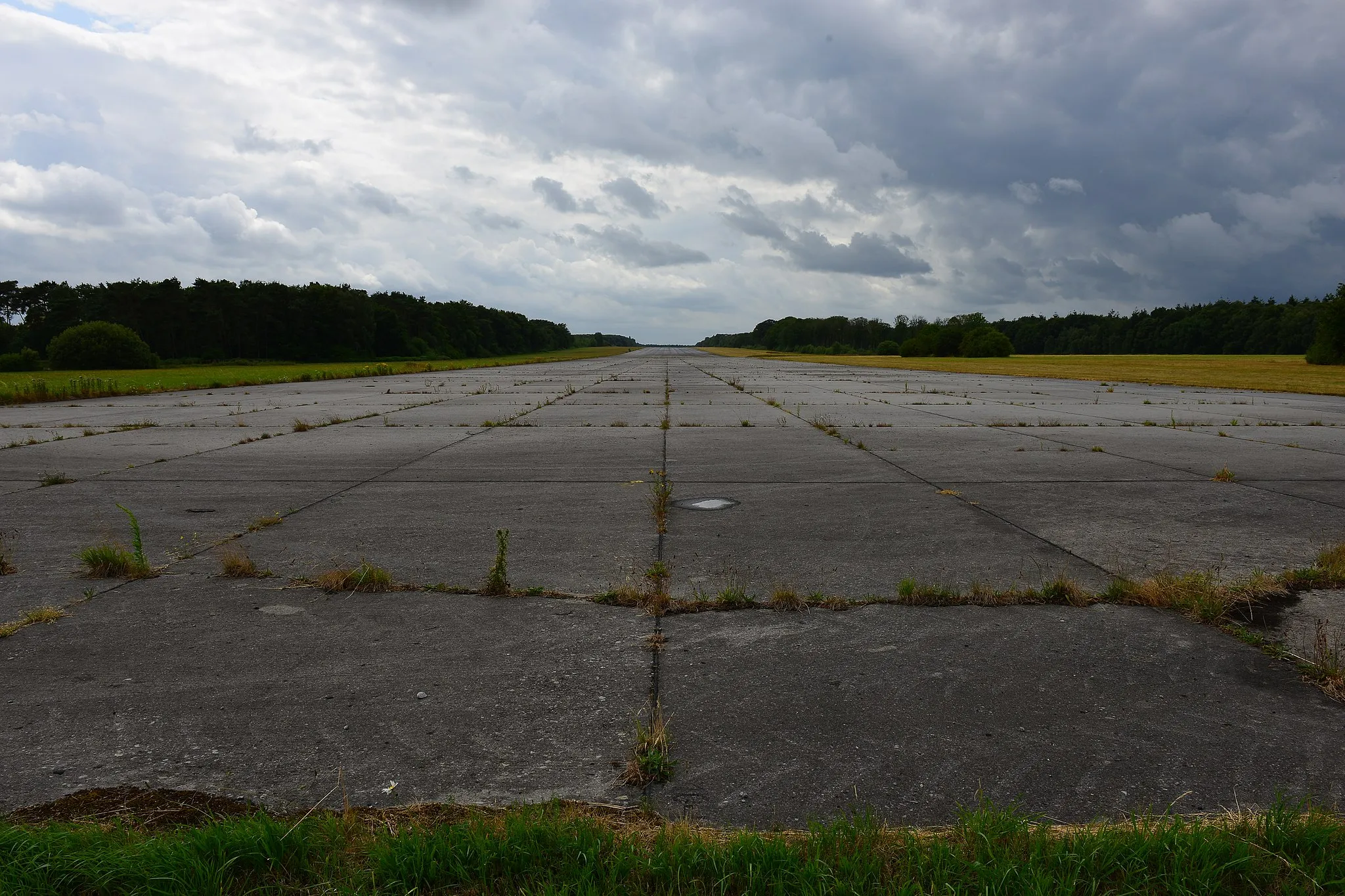 Photo showing: Ursel Air Base, Belgium. Runway threshold 25.