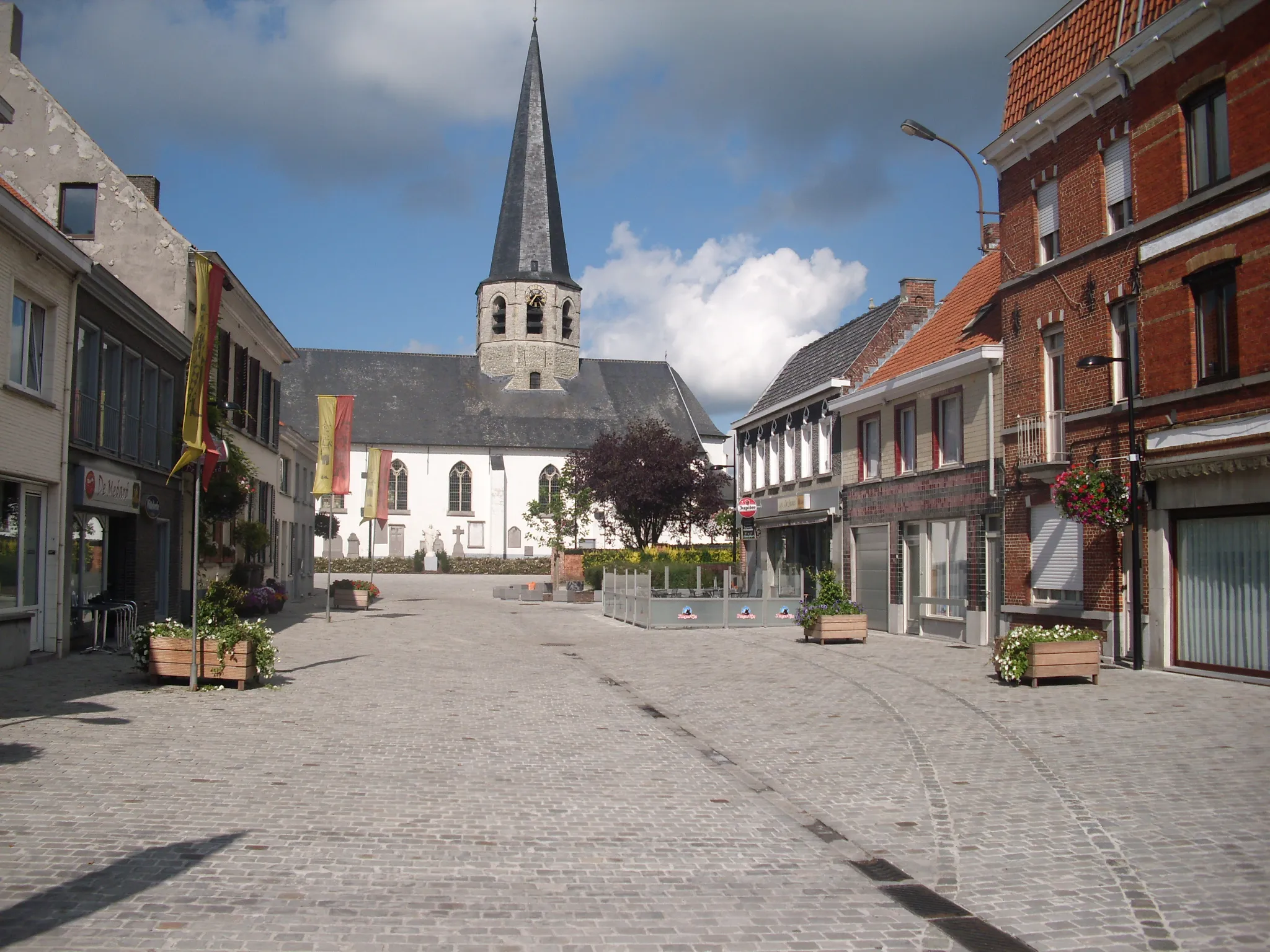 Photo showing: Ursel dorp na de vernieuwing en bouw van een terras - 2011 - Ursel - Knesselare - Oost-Vlaanderen - België.
In de straatstenen het patroon van de vroegere tramlijn.