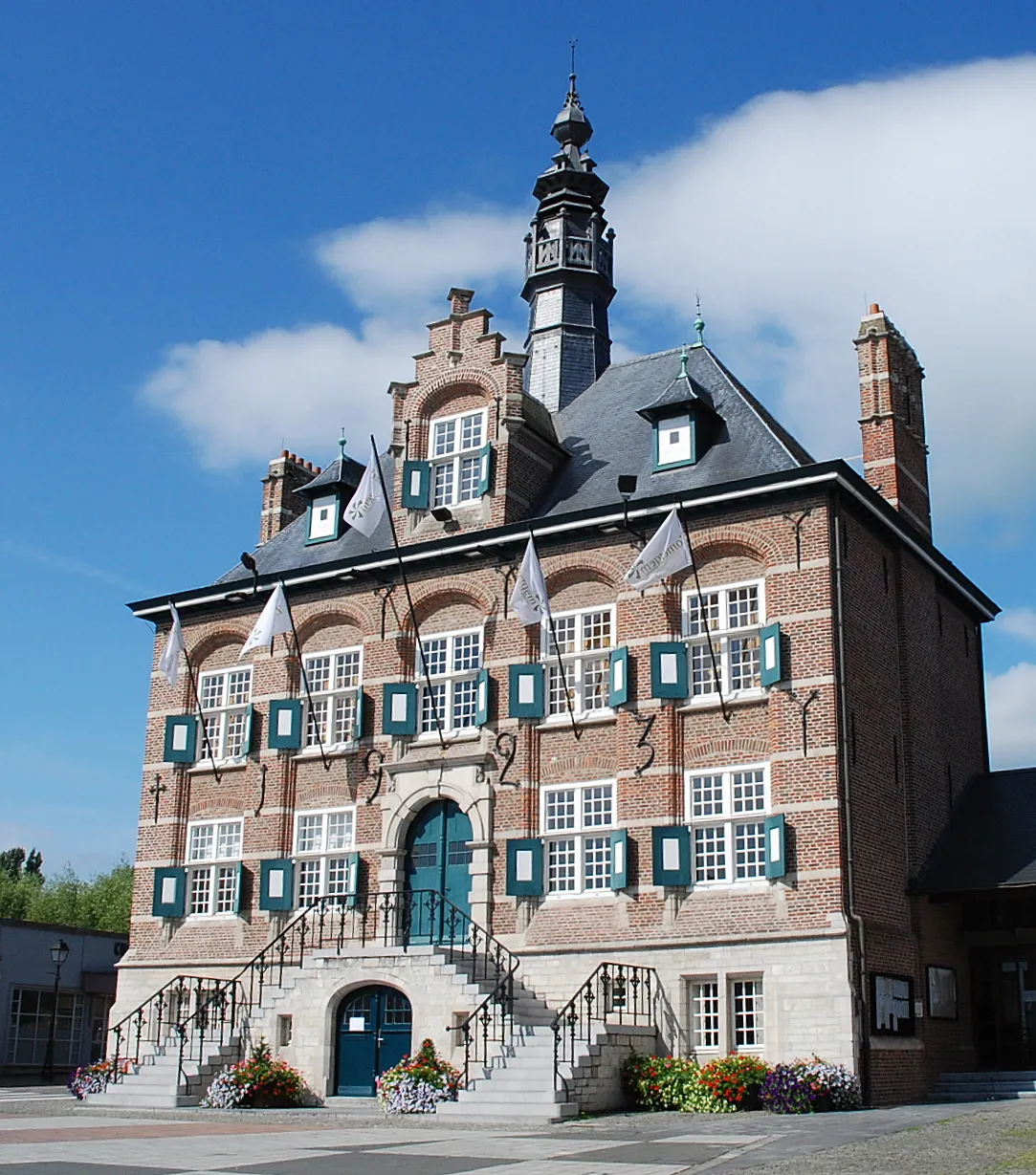 Photo showing: Het gemeentehuis van Zomergem, België. Ontwerp van archit. Valentin Vaerwyck.