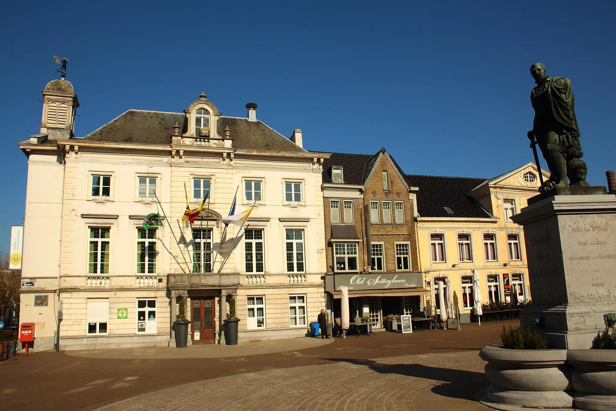 Photo showing: market square with town hall and Egmont's statue, Zottegem, Flanders, Belgium
