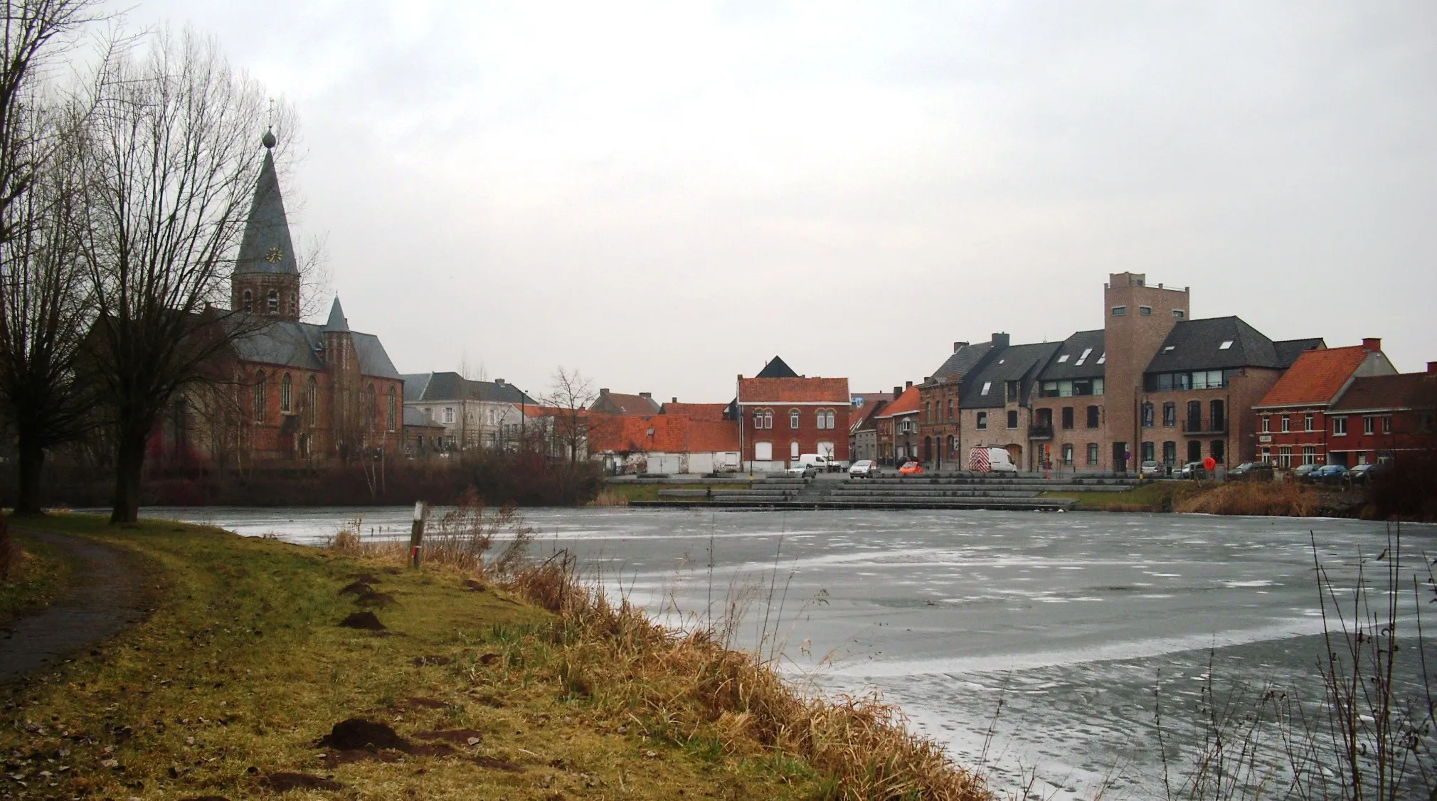 Photo showing: Centre of Machelen (Zulte municipality) along the Leie river, Belgium