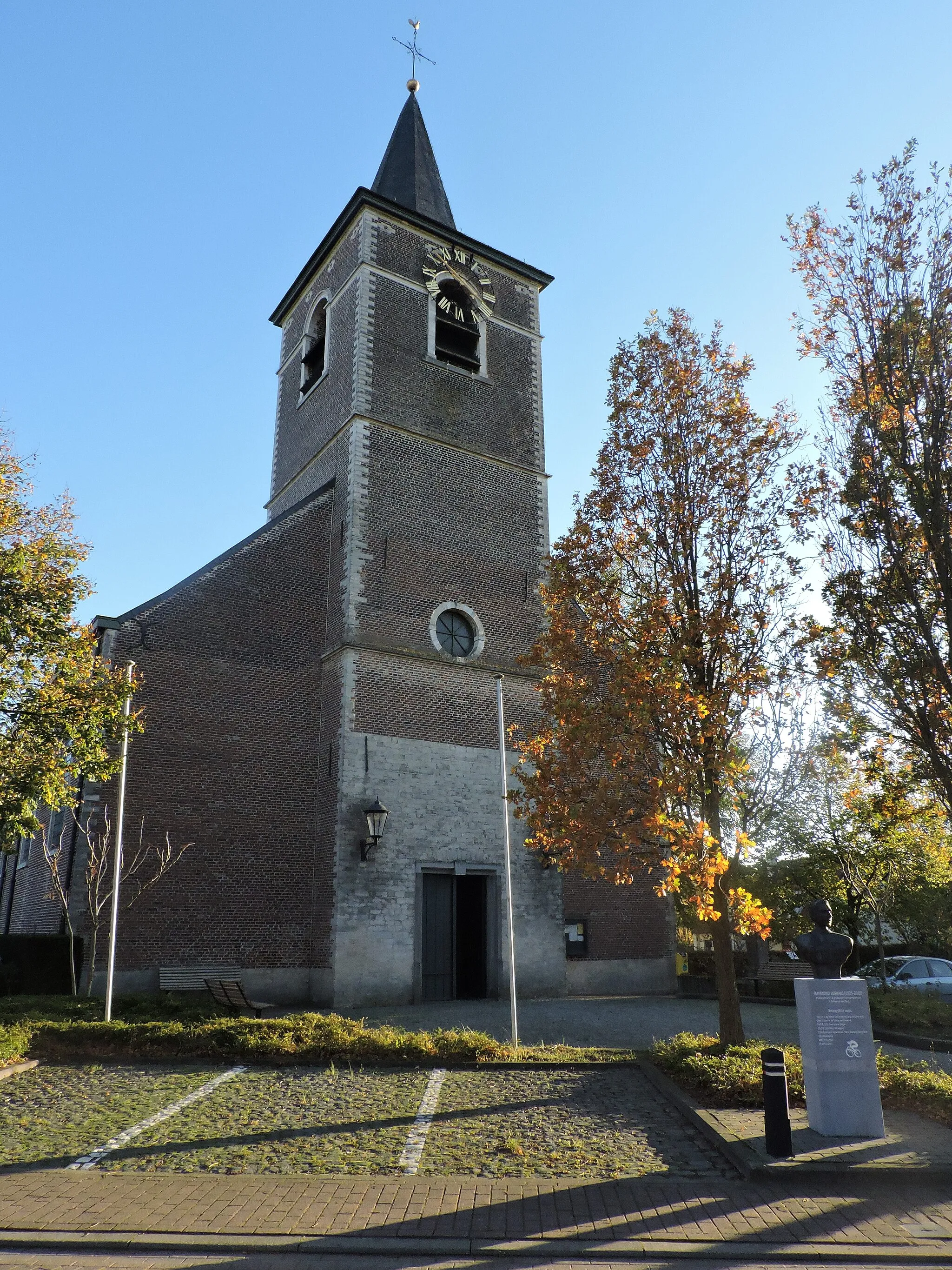 Photo showing: Dit is een foto van de Sint-Servatiuskerk in Berg, een deelgemeente van Kampenhout. Bij de kerk staat er een standbeeld van de wielrenner Raymond Impanis.
