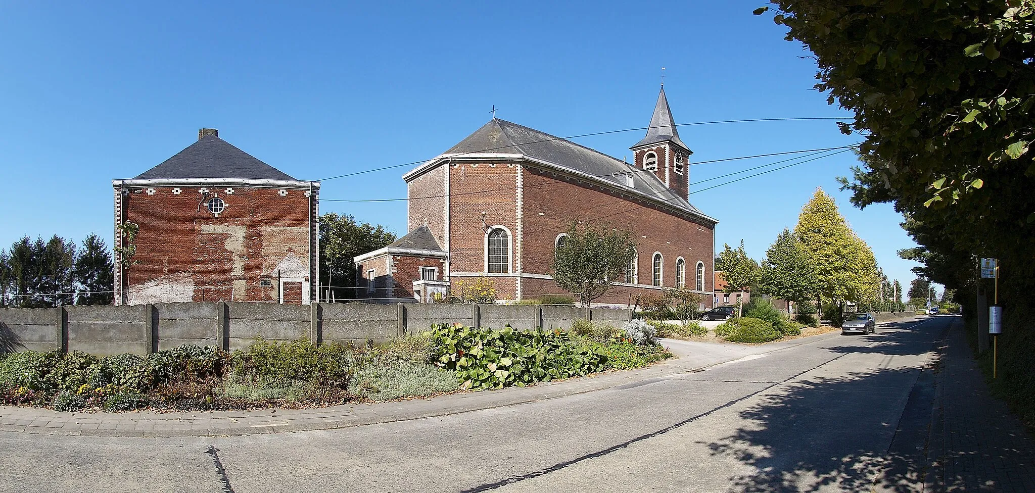 Photo showing: Sint-Jan-Evangelistkerk en pastorie (links)