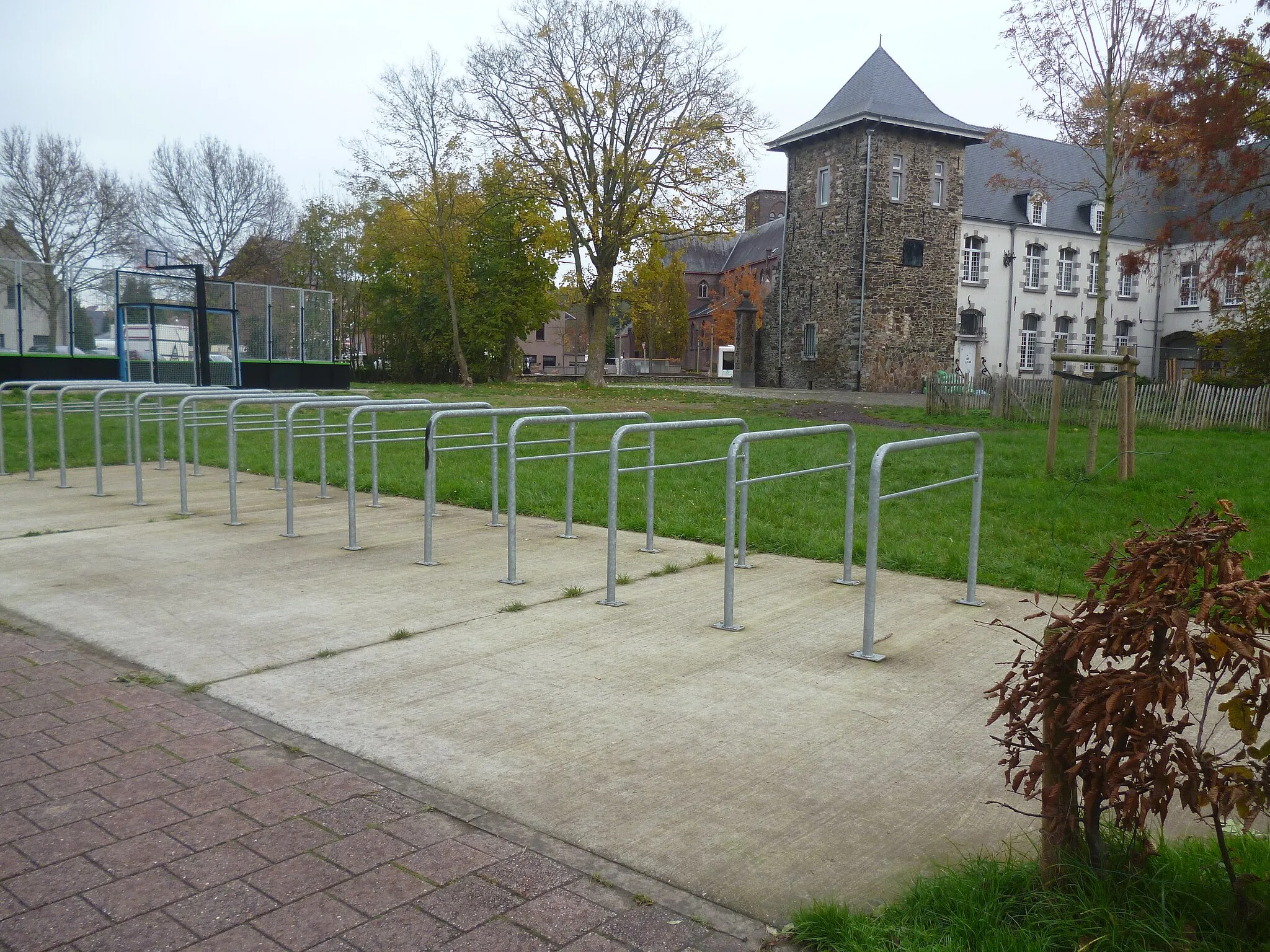 Photo showing: fietsenstalling Park van Buizingen achterkant jeughuis eenders