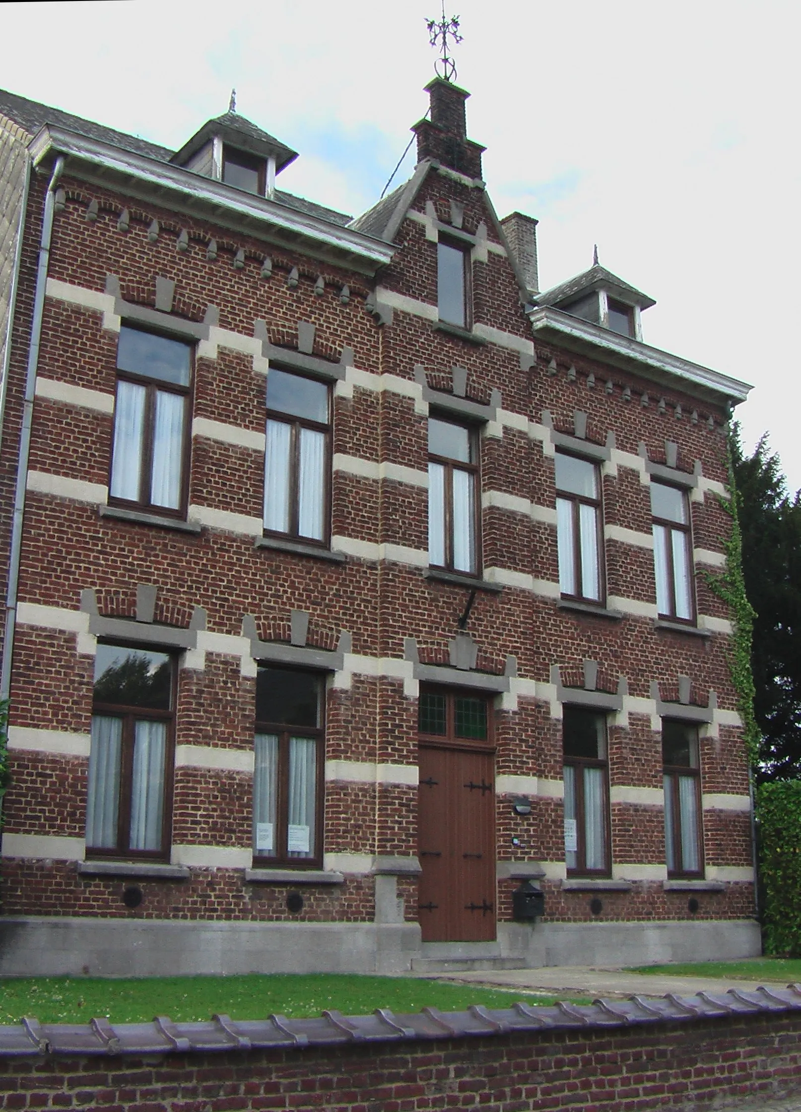 Photo showing: Herenhuis voor de directeur van het pensionaat en het klooster van de Zusters Dienstmaagden van Maria, op het dorpsplein van Erps, gebouwd einde van de negentiende eeuw