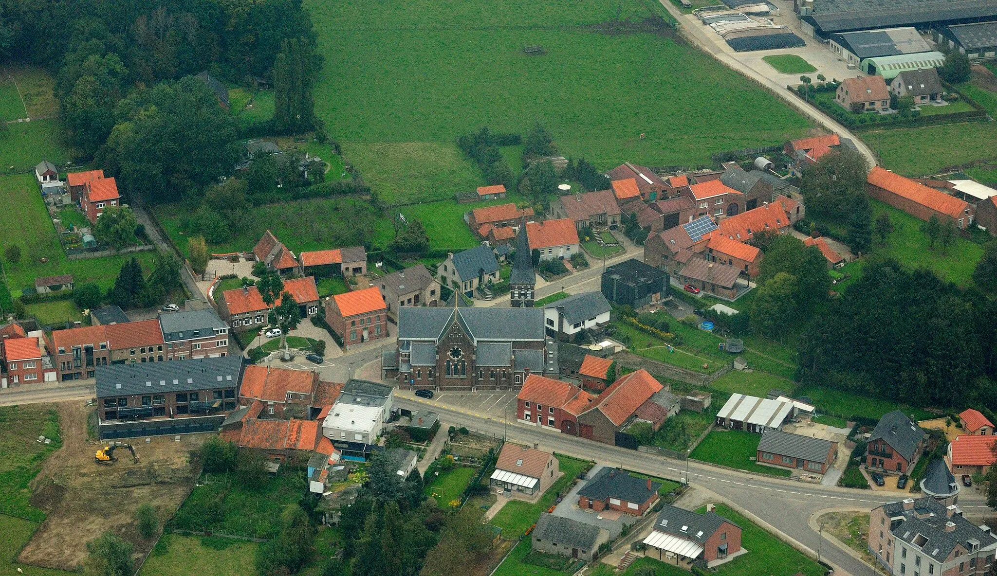 Photo showing: Aerial view from the South towards the old centre of Glabbeek, Belgium. Nikon D60 f=55mm f/9 at 1/320s ISO 800. Processed using Nikon ViewNX 1.5.2 and GIMP 2.6.6.