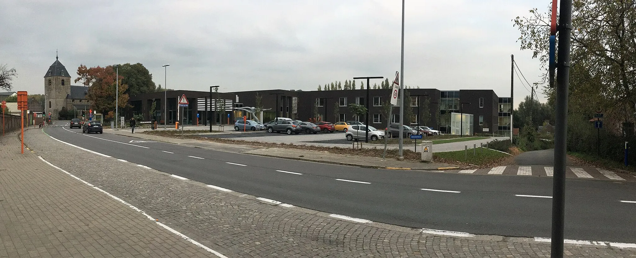 Photo showing: Nieuwbouw woonzorgcentrum "Van Lierde" te Affligem (nieuwbouw voltooid in 2017), met de Sint-Michielskerk op de achtergrond