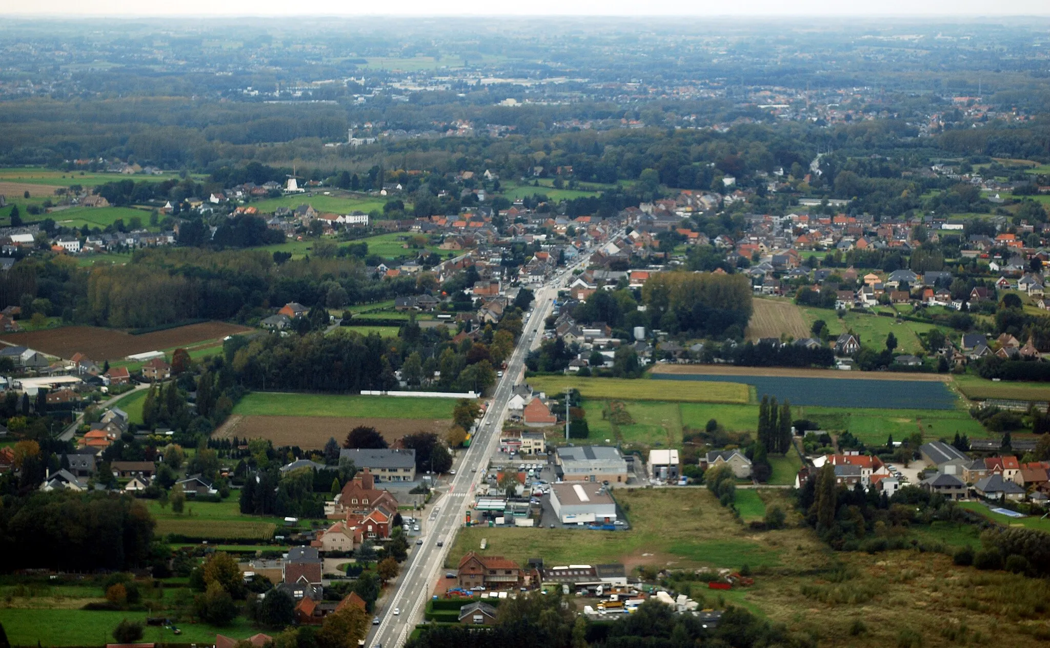Photo showing: Aerial photograph from the East along the Brusselbaan (national road N9) at Hekelgem (commune of Affligem, Belgium). Nikon D60 f=55mm f/7.1 1/200s, reframing and color correction in Adobe Photoshop 4.0