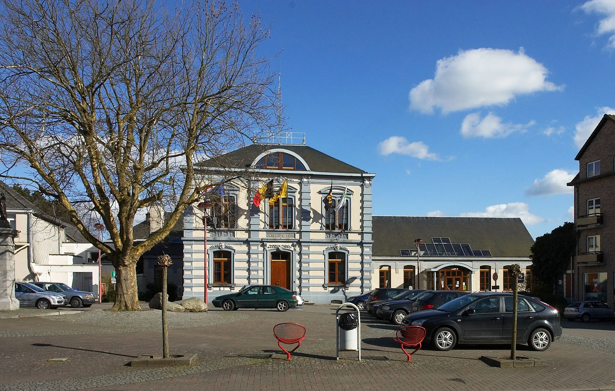 Photo showing: Municipality house in Huldenberg, looking direction East.