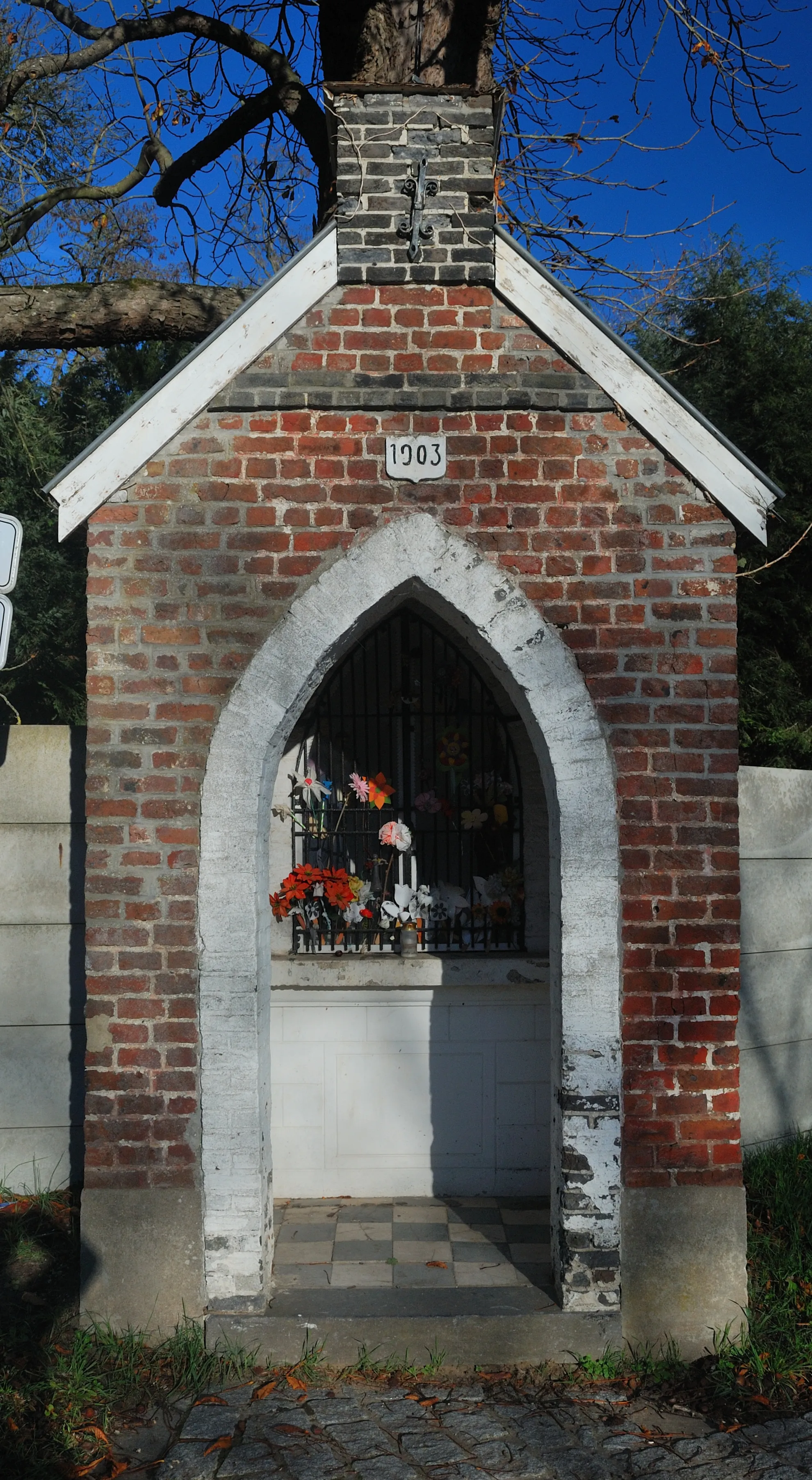 Photo showing: Roadside chapel from 1903 at Bieststraat, Lovenjoel (municipality Bierbeek, Belgium). Nikon D60 f=20mm f/8 at 1/250s ISO 200. Processed using Nikon ViewNX 2.1.2 and GIMP 2.6.11.