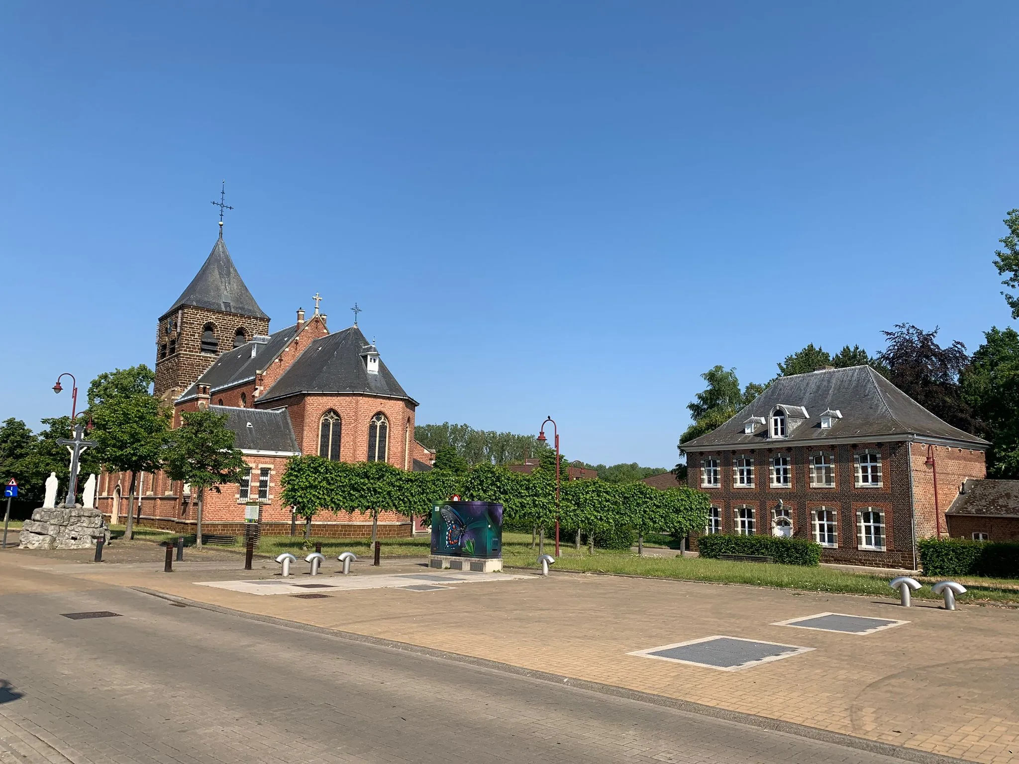 Photo showing: Het dorpscentrum van Messelbroek, met de Sint-Michielskerk en de 18de eeuwse pastorij.