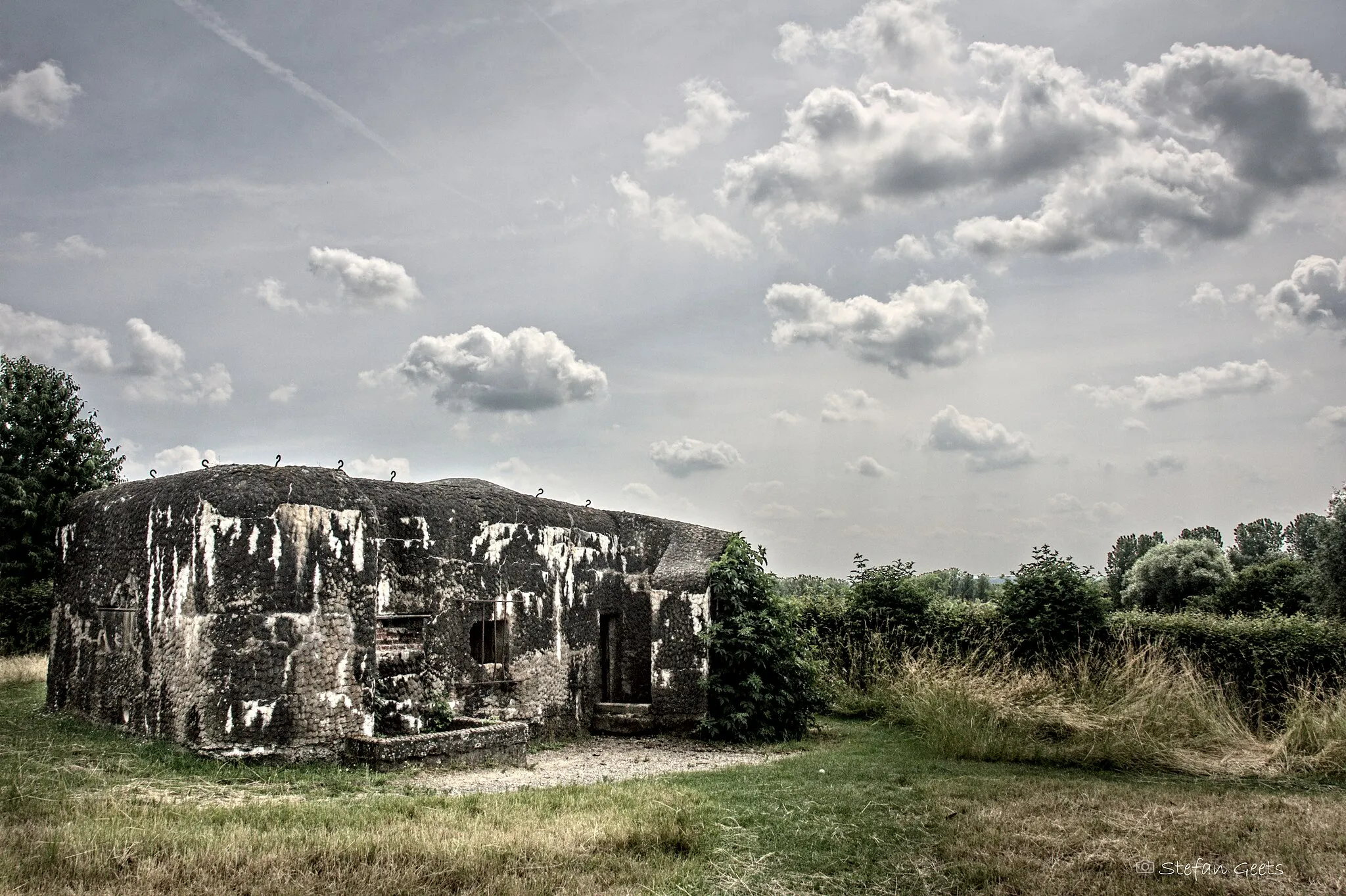 Photo showing: Dark remnants, Bunker KW Linie - Pamel
https://www.tracesofwar.nl/sights/84051/Bunker-Ni9-KW-linie-Pamel.htm