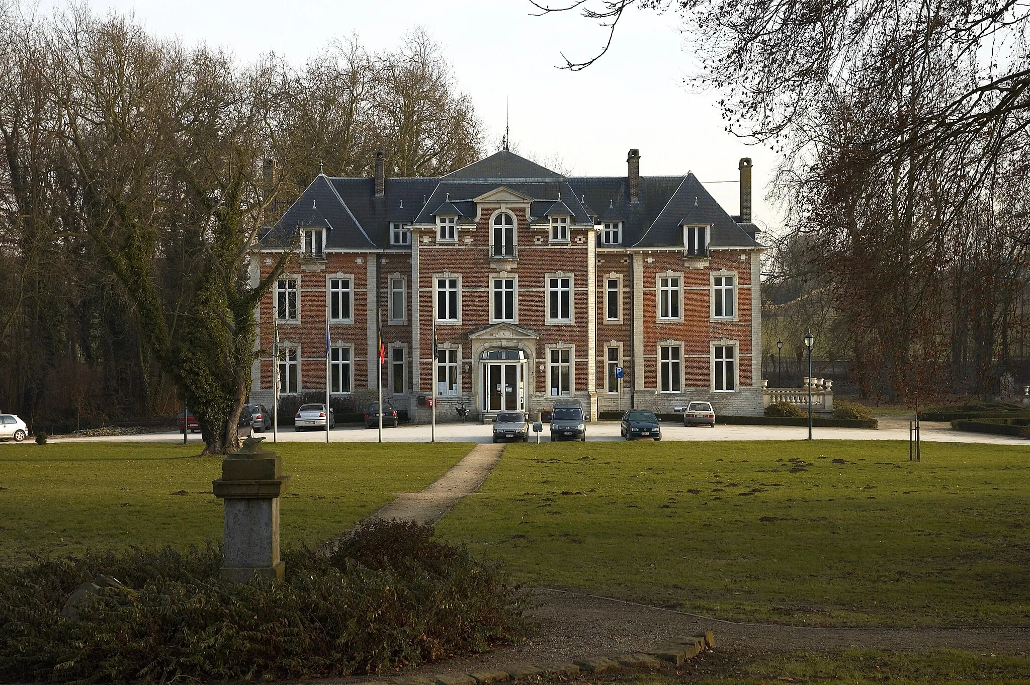 Photo showing: Domein van Kwabeek. Het gemeentehuis Neervelpsestraat 11, 3370 Boutersem, België. Kijkend richting zuid-oost.

Camera location 50° 49′ 45.2″ N, 4° 49′ 33.6″ E View this and other nearby images on: OpenStreetMap 50.829222;    4.826000