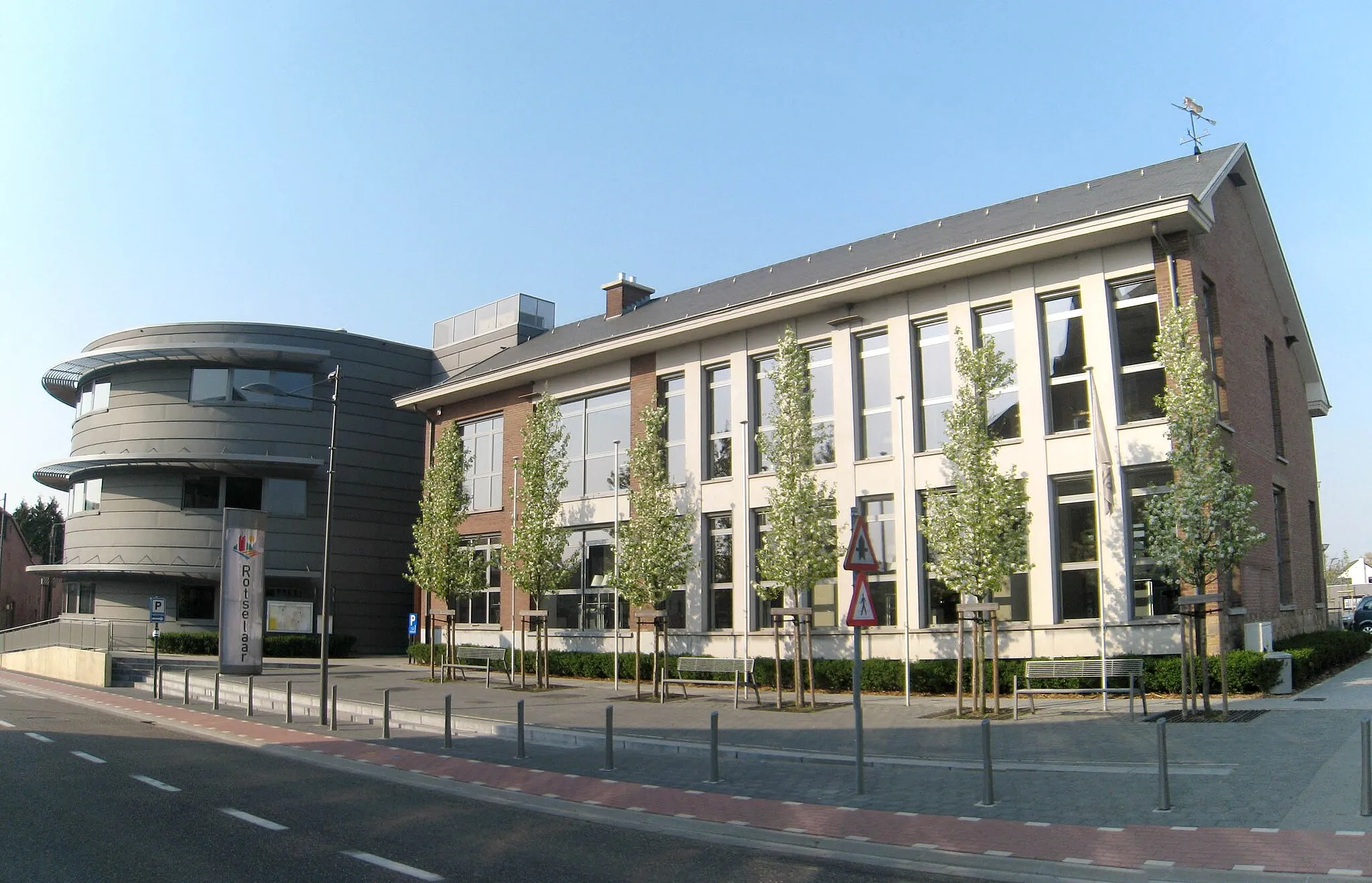 Photo showing: Rotselaar town hall