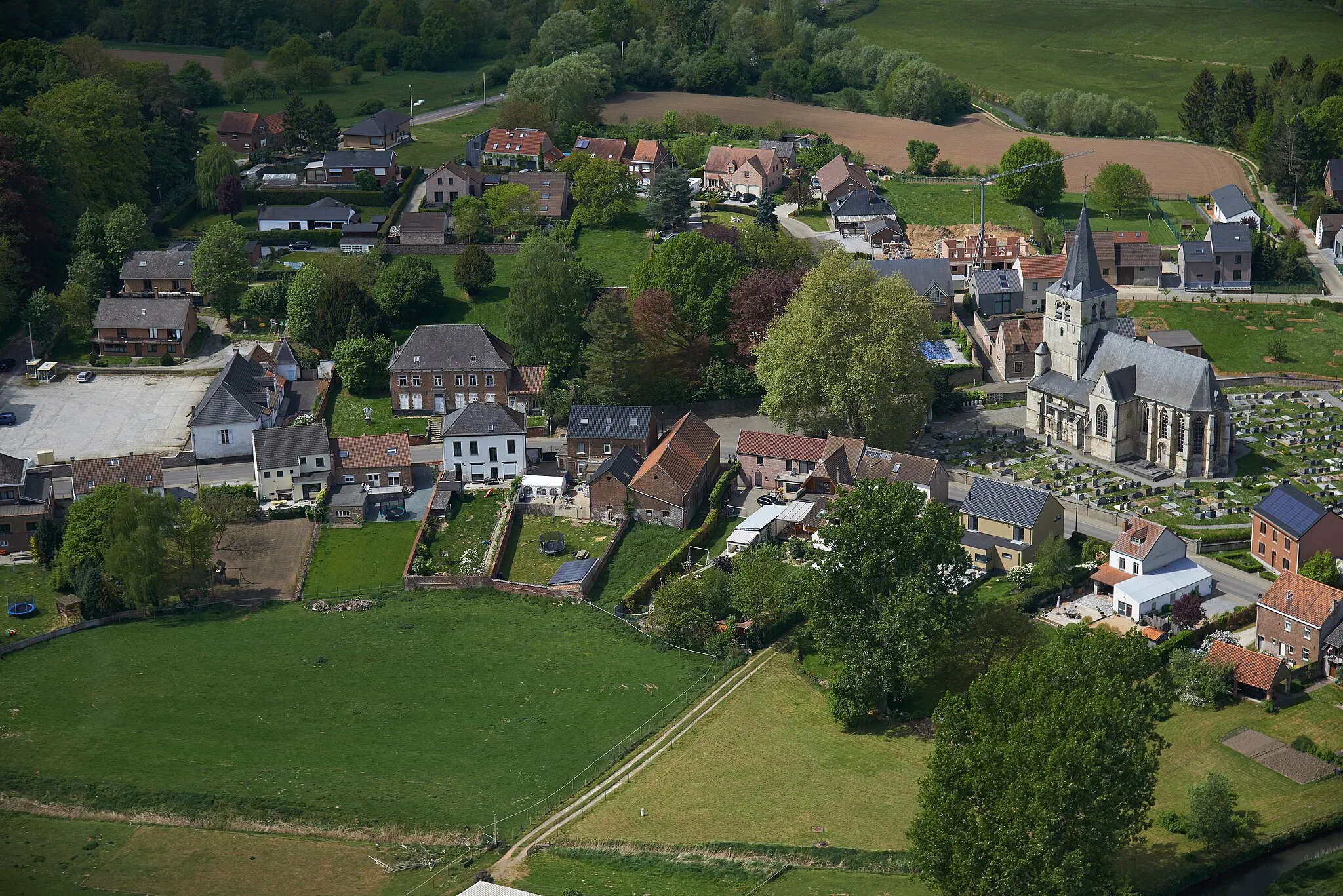 Photo showing: Luchtfoto van Sint-Agatha-Rode bij de Sint-Agathakerk (België). Kijkrichting West