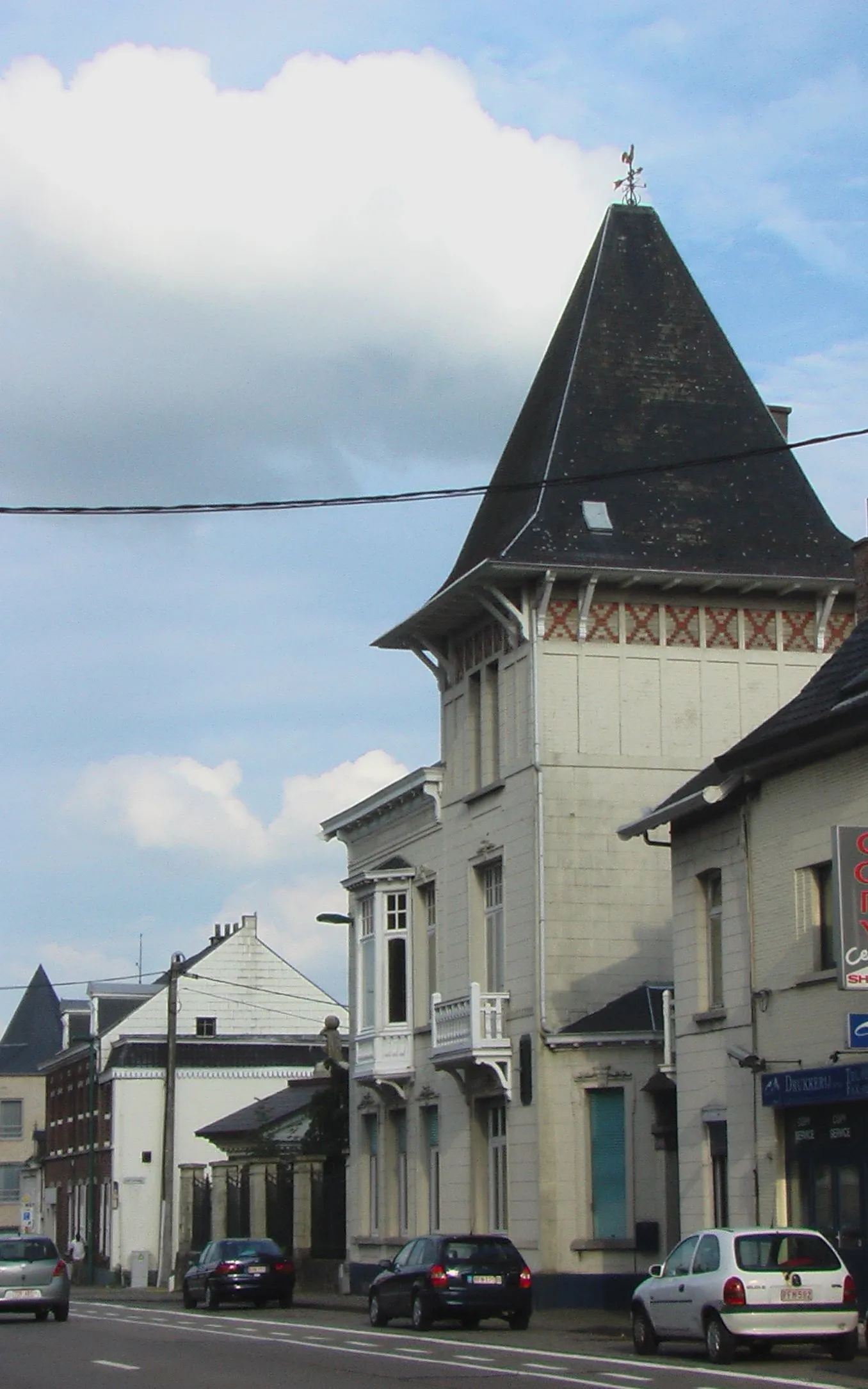 Photo showing: Afspanning In Voscapel, gebouwd in 1719, gelegen aan de Brusselsesteenweg in Kortenberg, België.  Typische dakconstructie met toren, die in de negentiende eeuw werd overgenomen in de Kortenbergse villa's.