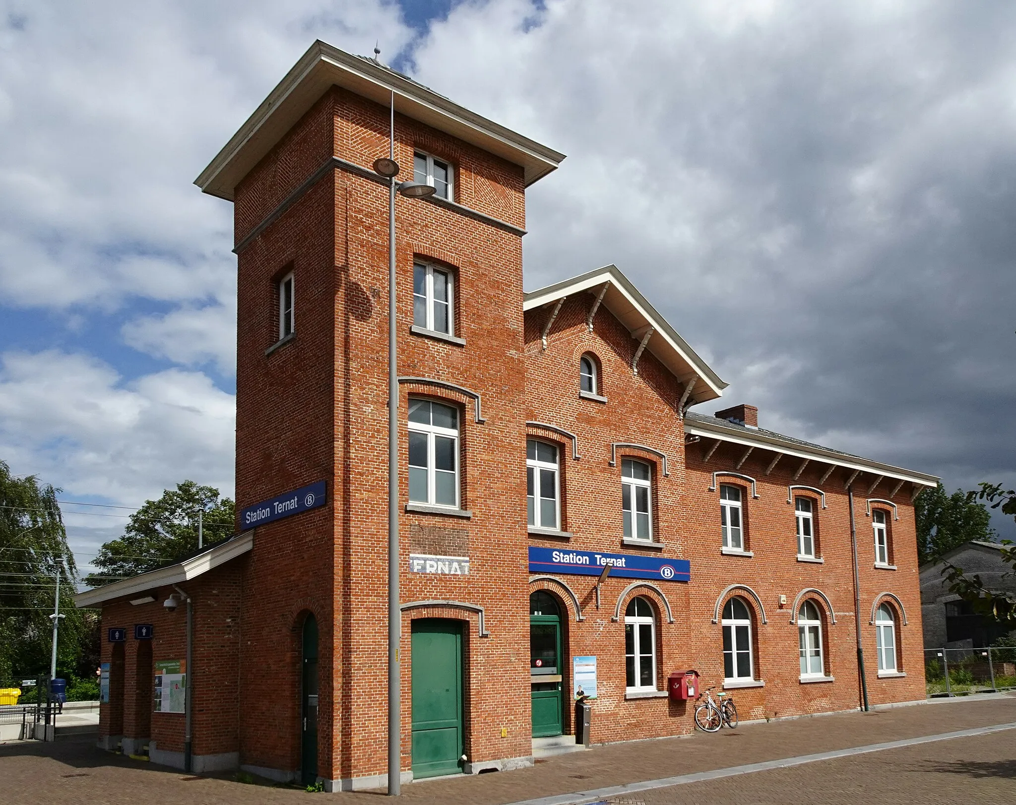 Photo showing: La gare de Ternat, côté rue.