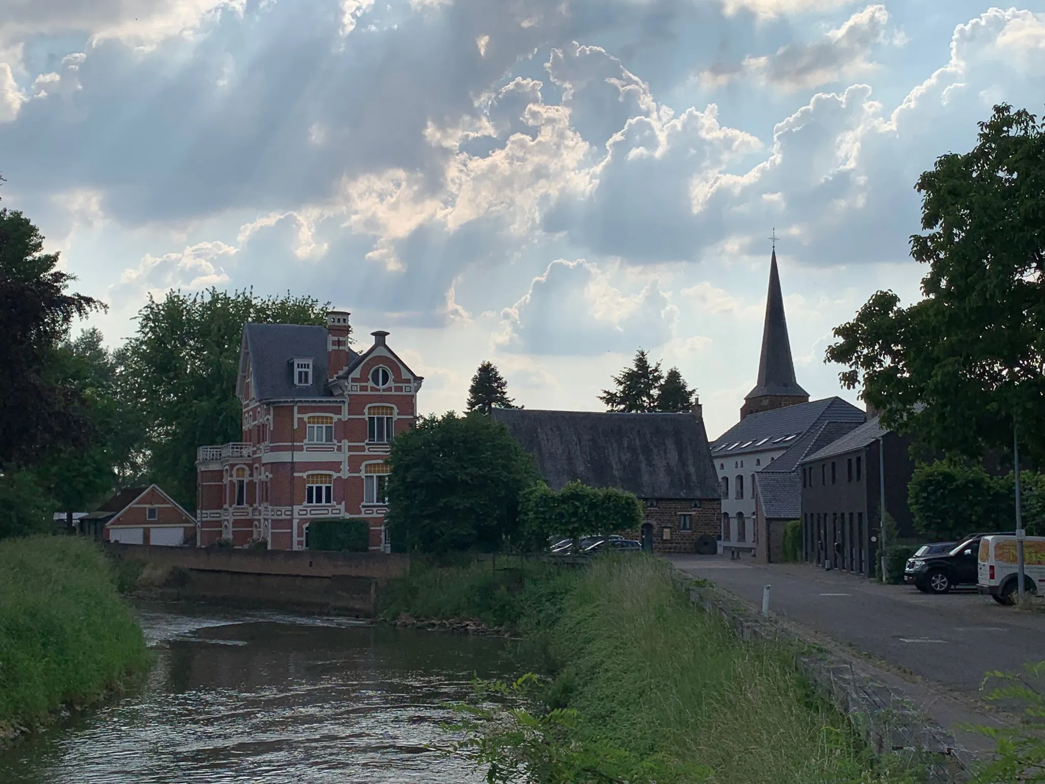 Photo showing: Zicht op het dorpscentrum van Testelt, met de Demer, villa "Ter Wolf", de oude watermolen en in de achtergrond de Sint-Pieterskerk.