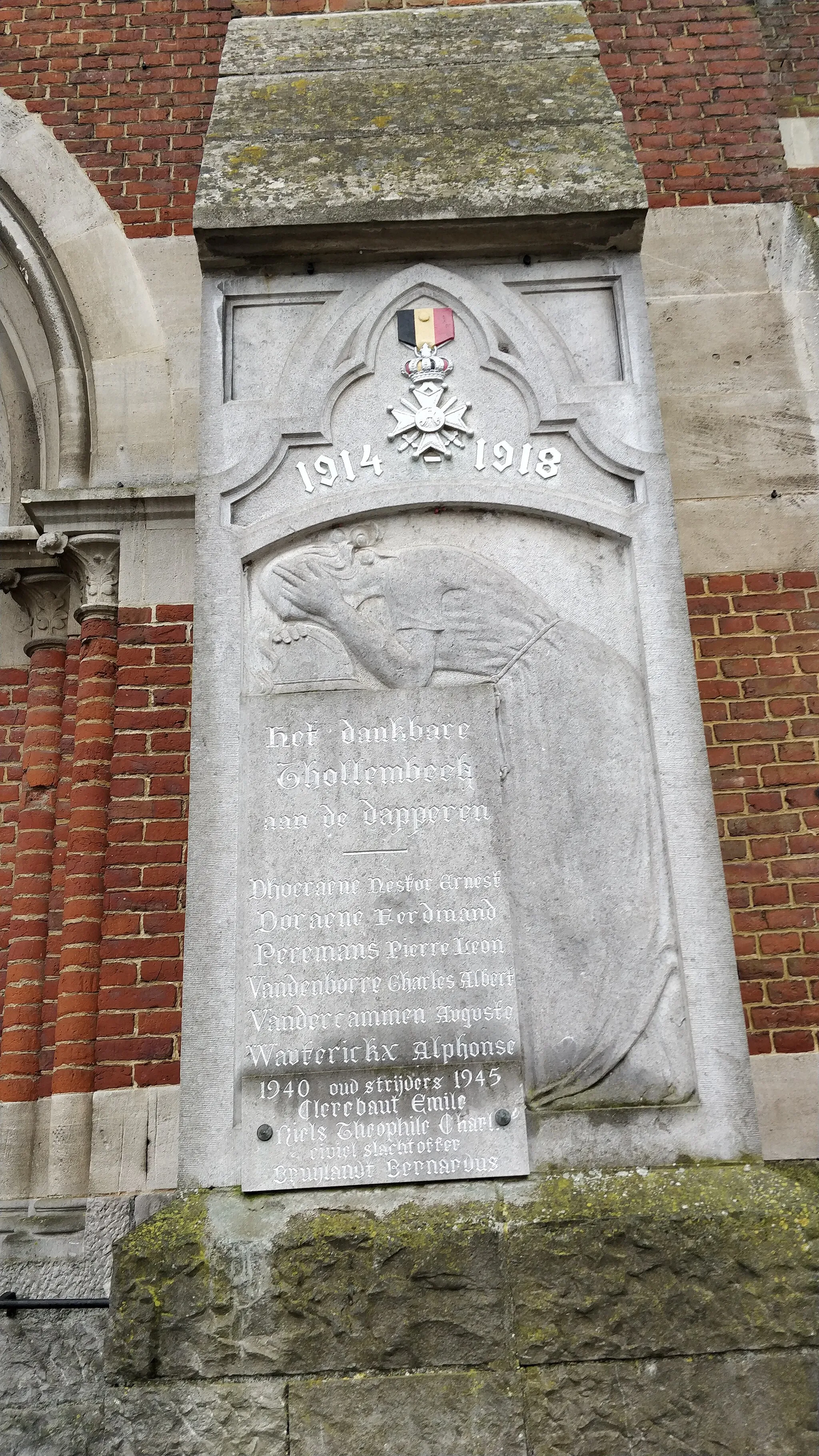 Photo showing: Gedenkplaat WO I tegen kerk Tollembeek (rechts)