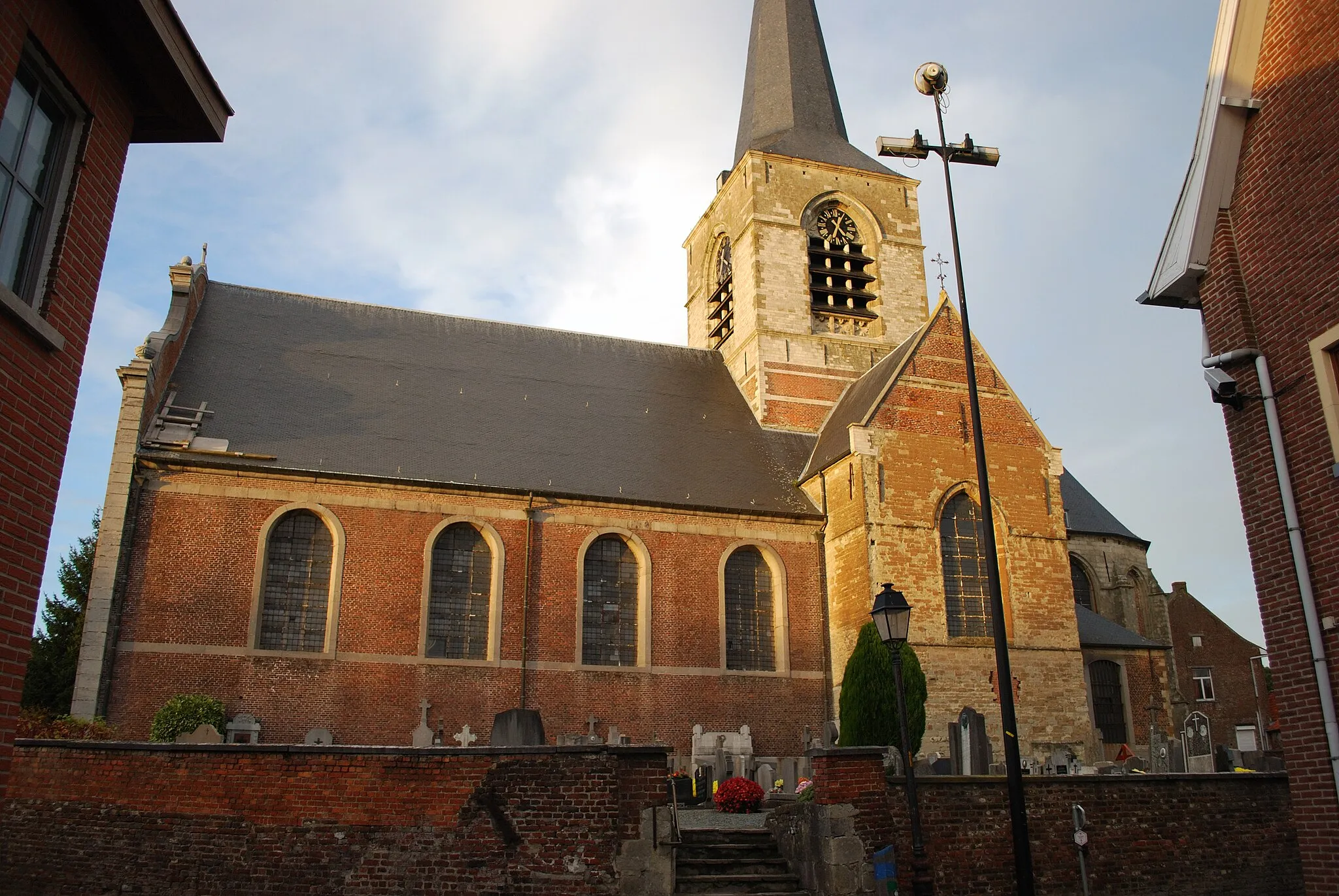 Photo showing: Church of Saint Remigius at the village of Wambeek, commune of Ternat, Belgium. View from the South. Nikon D60 f=18mm f/3.5 1/400s at ISO 200. Manual lighting and colour correction using Nikon ViewNX 1.0.3