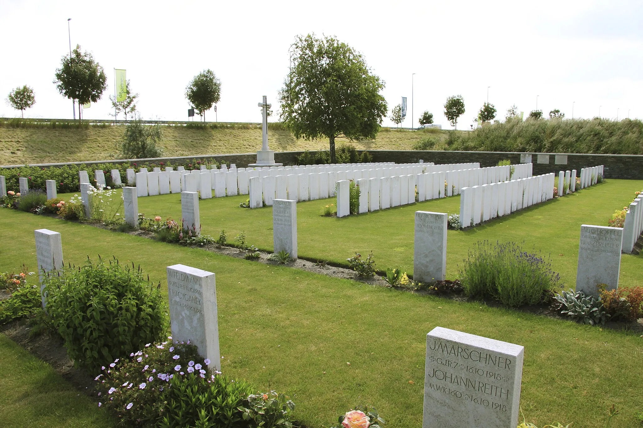 Photo showing: Adinkerke Military Cemetery. Overzicht