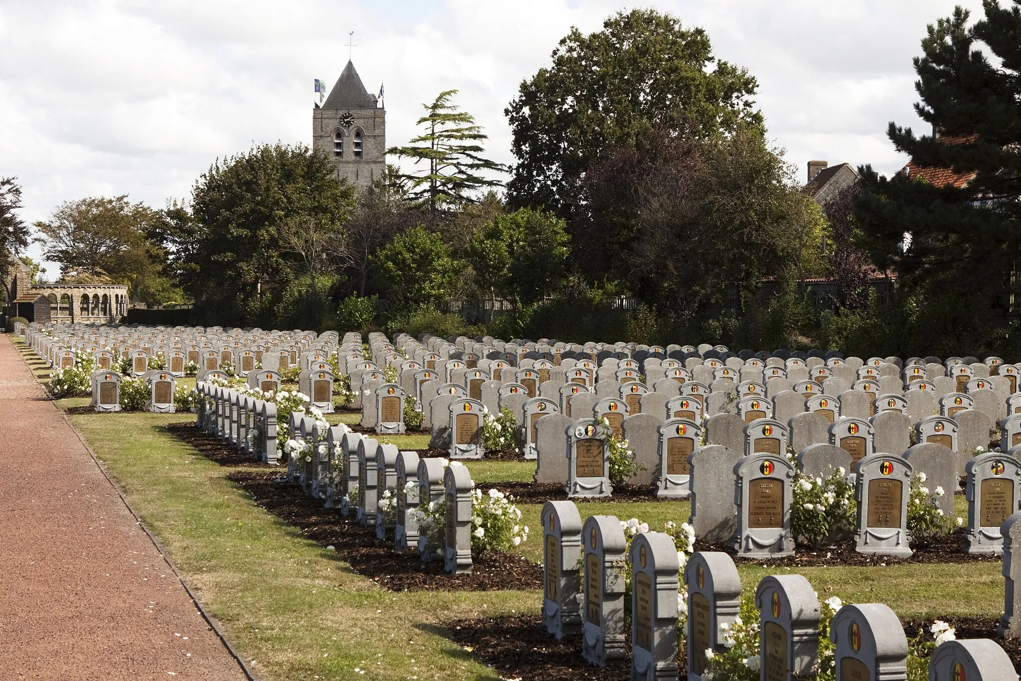 Photo showing: Adinkerke Churchyard Extension. Belgian graves