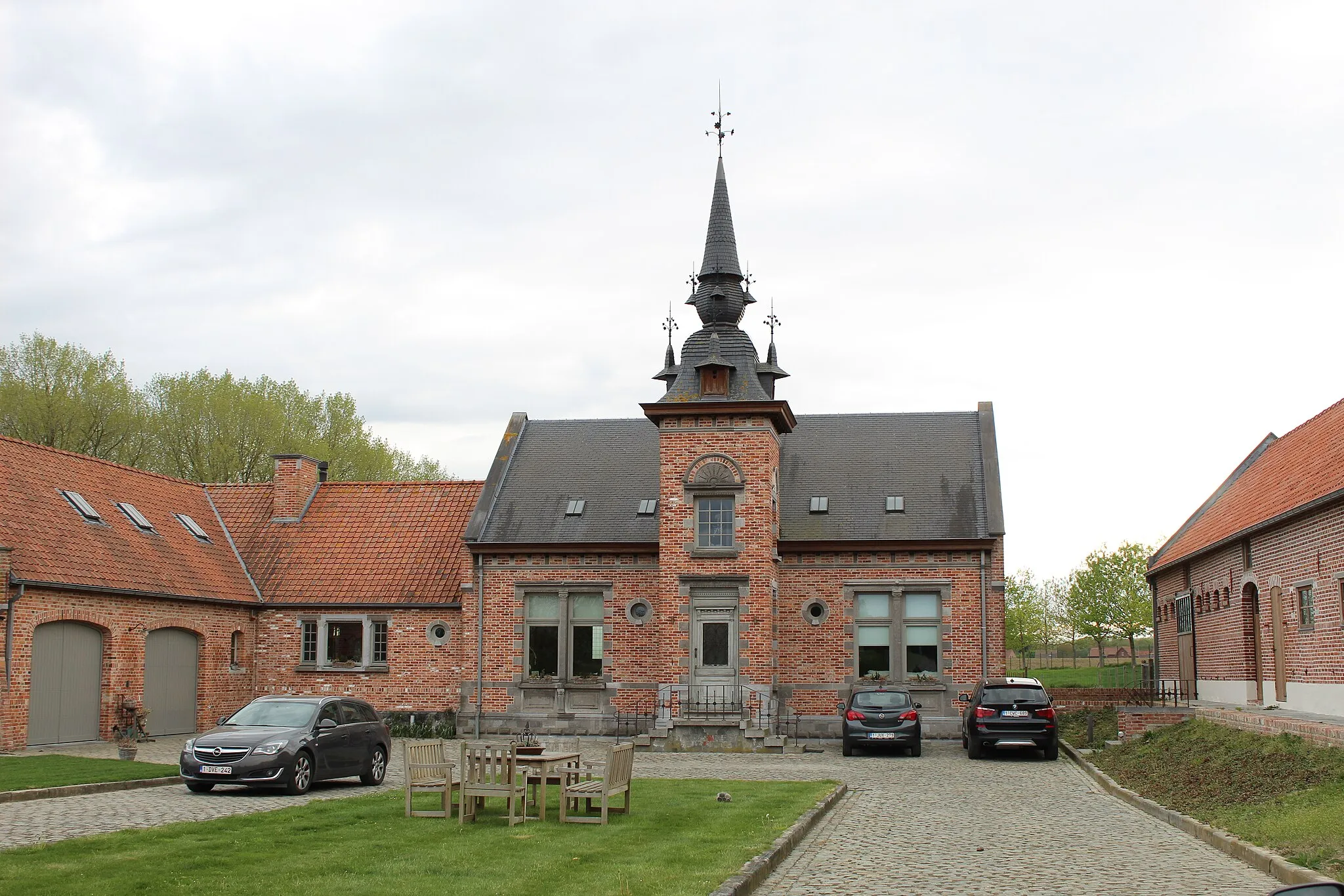 Photo showing: Tussen Beselare centrum en Zonnebeke ligt langs een lange oprijlaan dit eclectisch herenhuis.