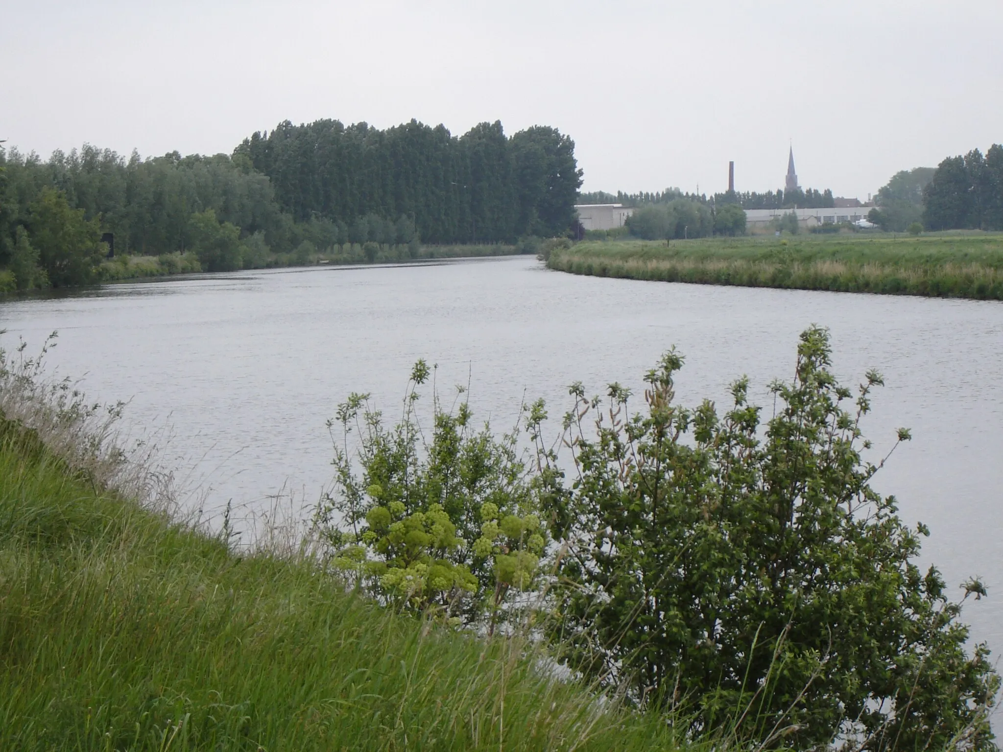 Photo showing: Lys river in Bissegem, downstream in the direction of Kortrijk centre and the church of Saint Eloi in Kortrijk. Bissegem, Kortrijk, West Flanders, Belgium
