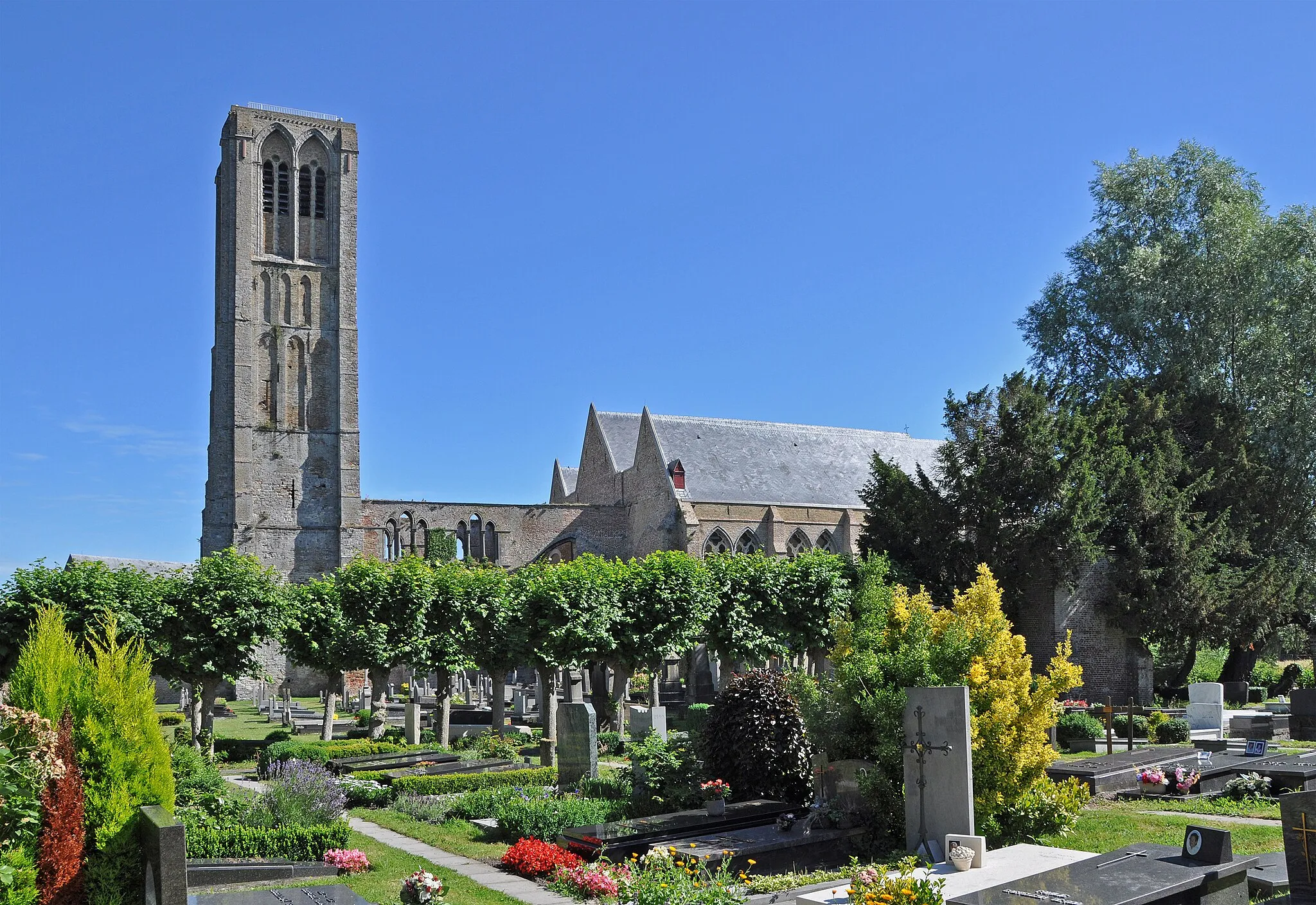 Photo showing: Damme (Belgium): St Mary's church seen from the churchyard
