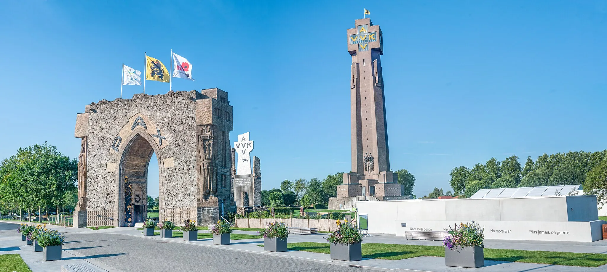 Photo showing: WW1 war memorial De IJzertoren in Diksmuide, Belgium. 14 photos stitched together.