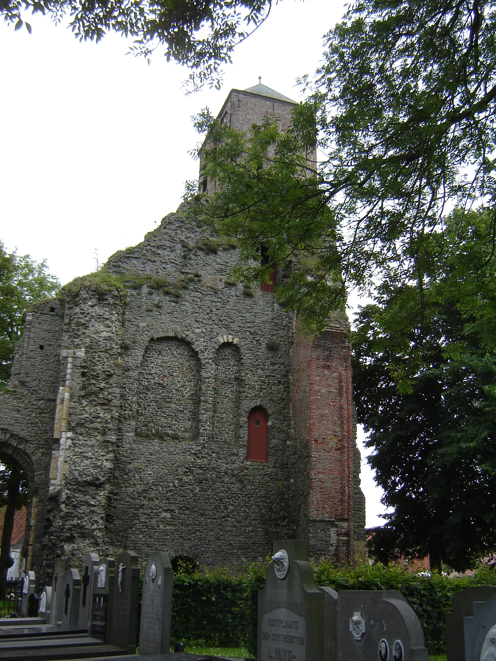 Photo showing: Old tower of the church of Saint Peter in Chains in Dudzele, Brugge, West-Flanders, Belgium.