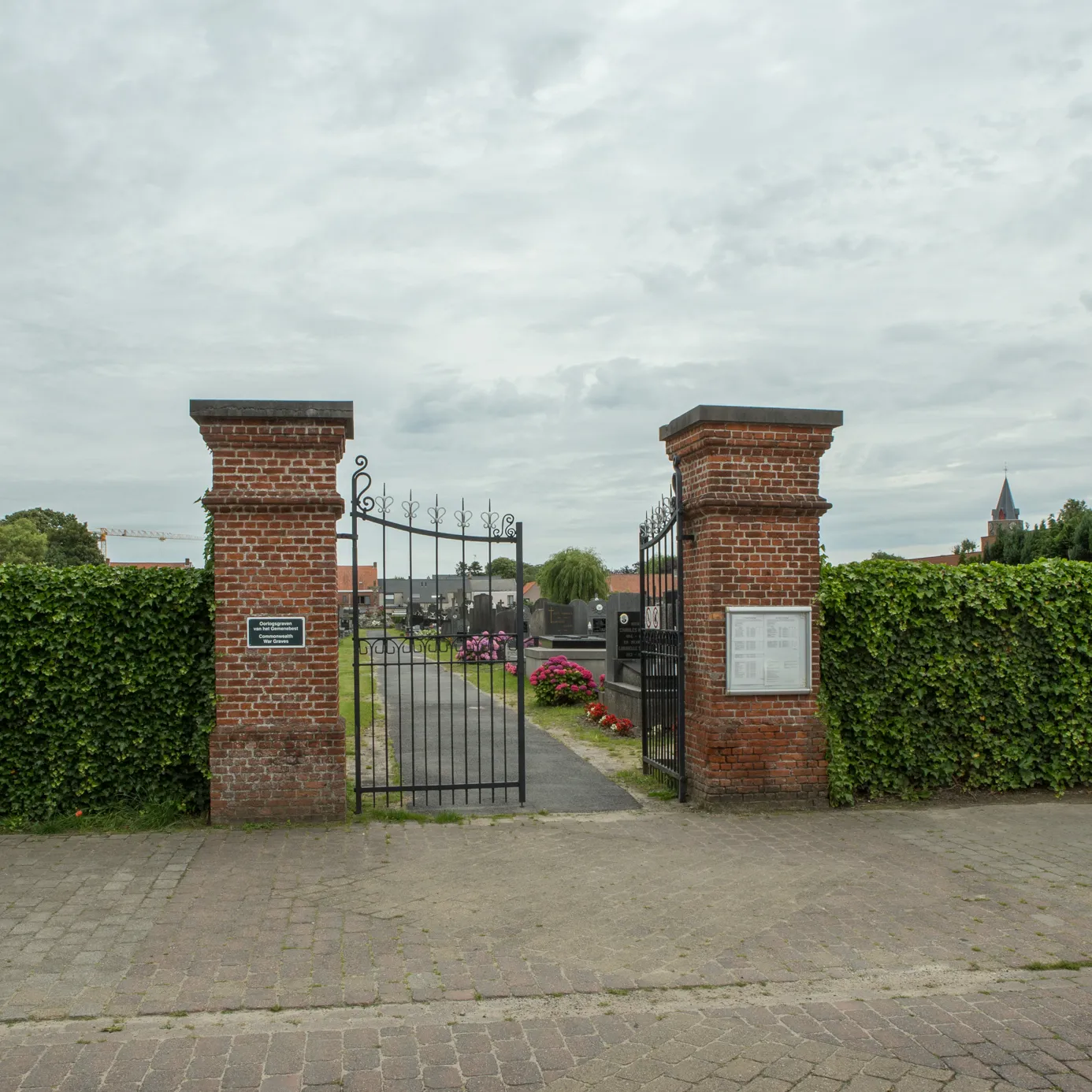 Photo showing: Eernegem Communal Cemetery