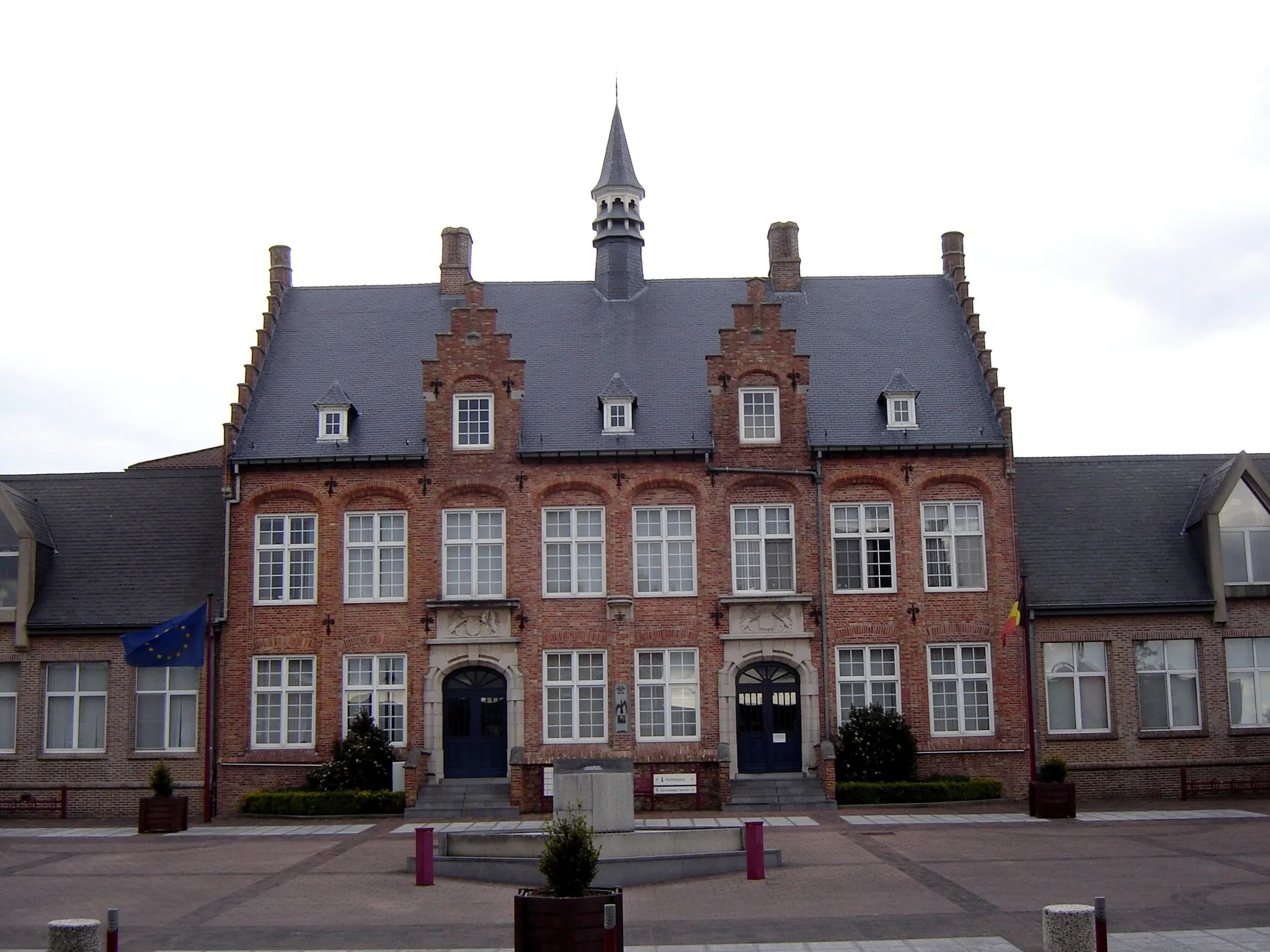 Photo showing: Town hall of Zonnebeke. Zonnebeke, West Flanders, Belgium