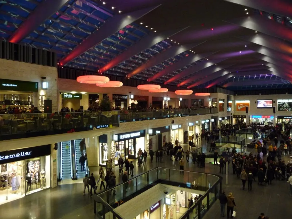 Photo showing: Interior of the shopping mall K in Kortrijk at night