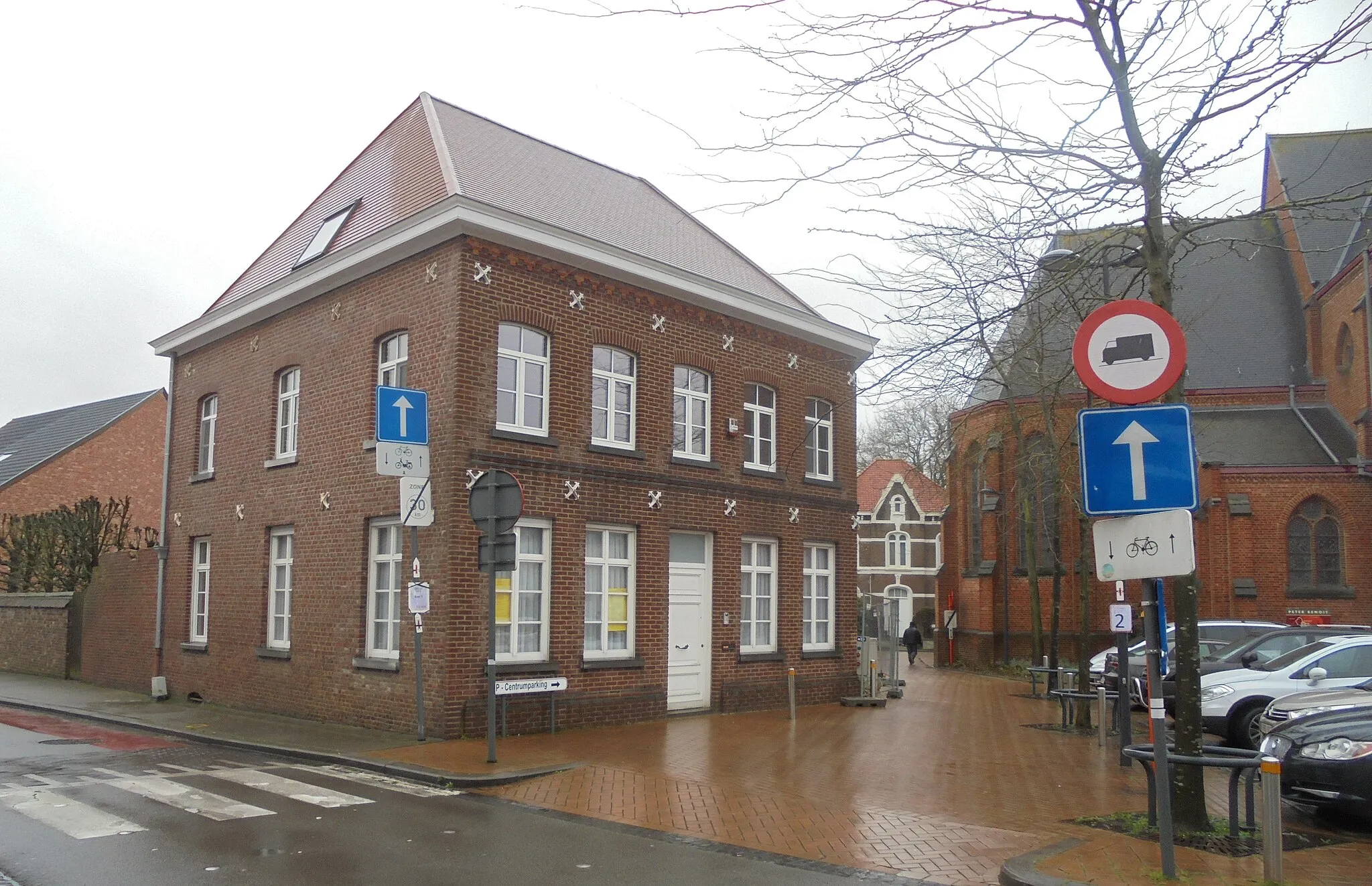 Photo showing: Hoekwoning in Hulstedorp - Hulste - Harelbeke - West-Vlaanderen - België. Rechts de Sint-Pieterskerk en in het midden wat verder de pastorie.