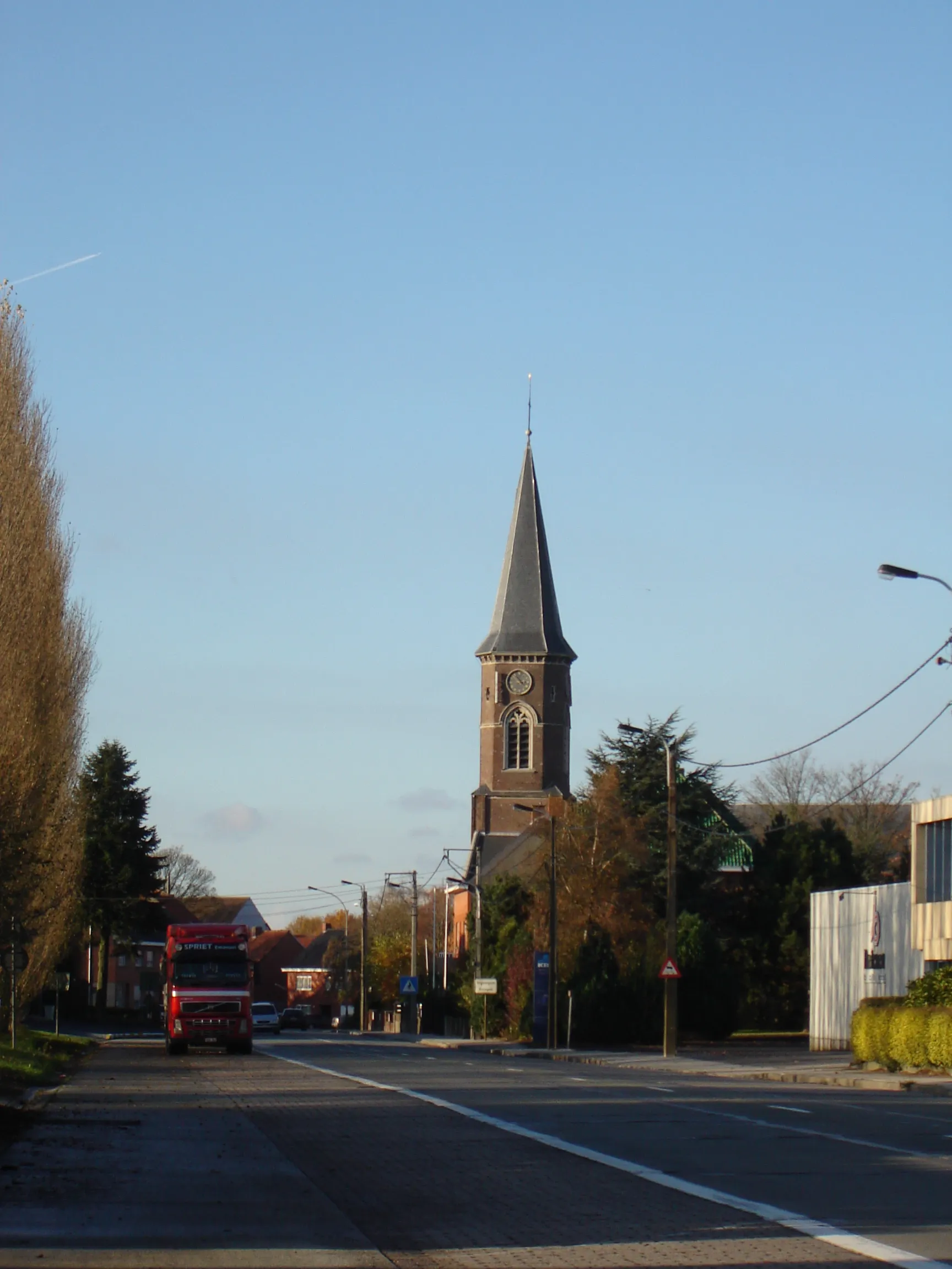 Photo showing: Village of Ingooigem, with Sint-Antoniuskerk along the N36 (Stijn Streuvelsstraat) Ingooigem, Anzegem, West-Flanders, Belgium