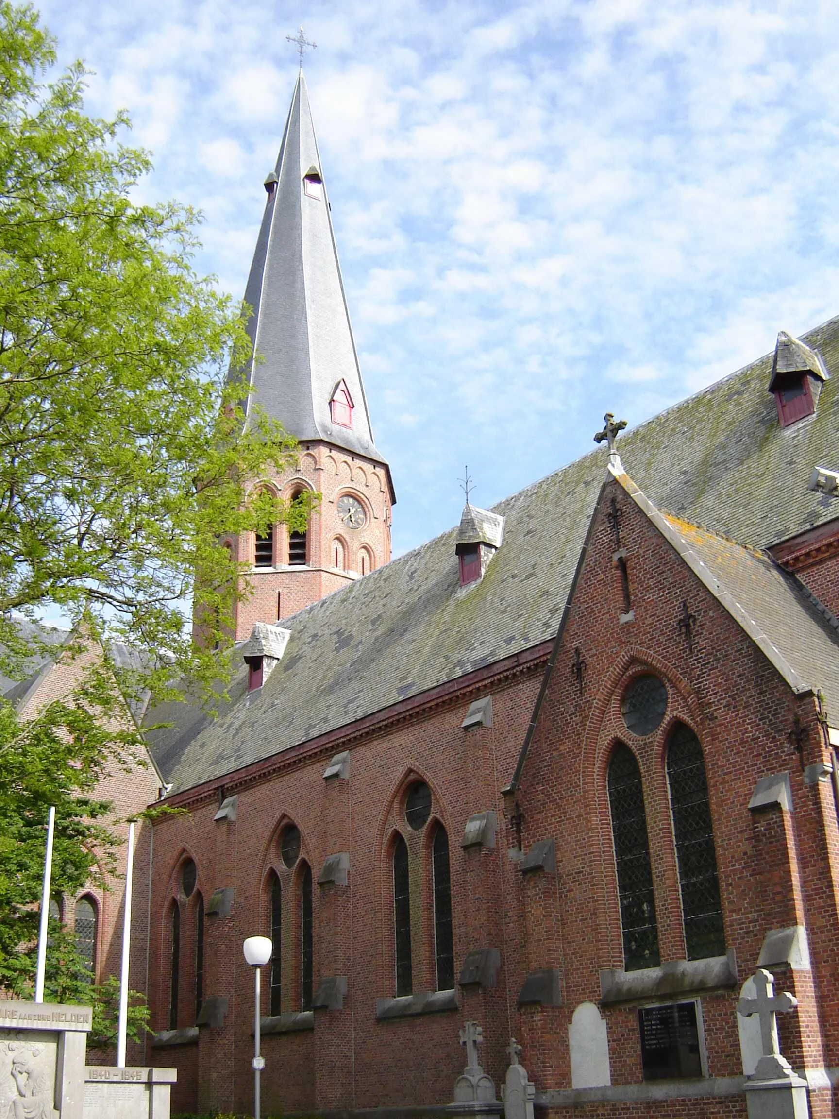 Photo showing: Sint Martinus Church in Koekelare, West-Flanders, Belgium, seen from the north