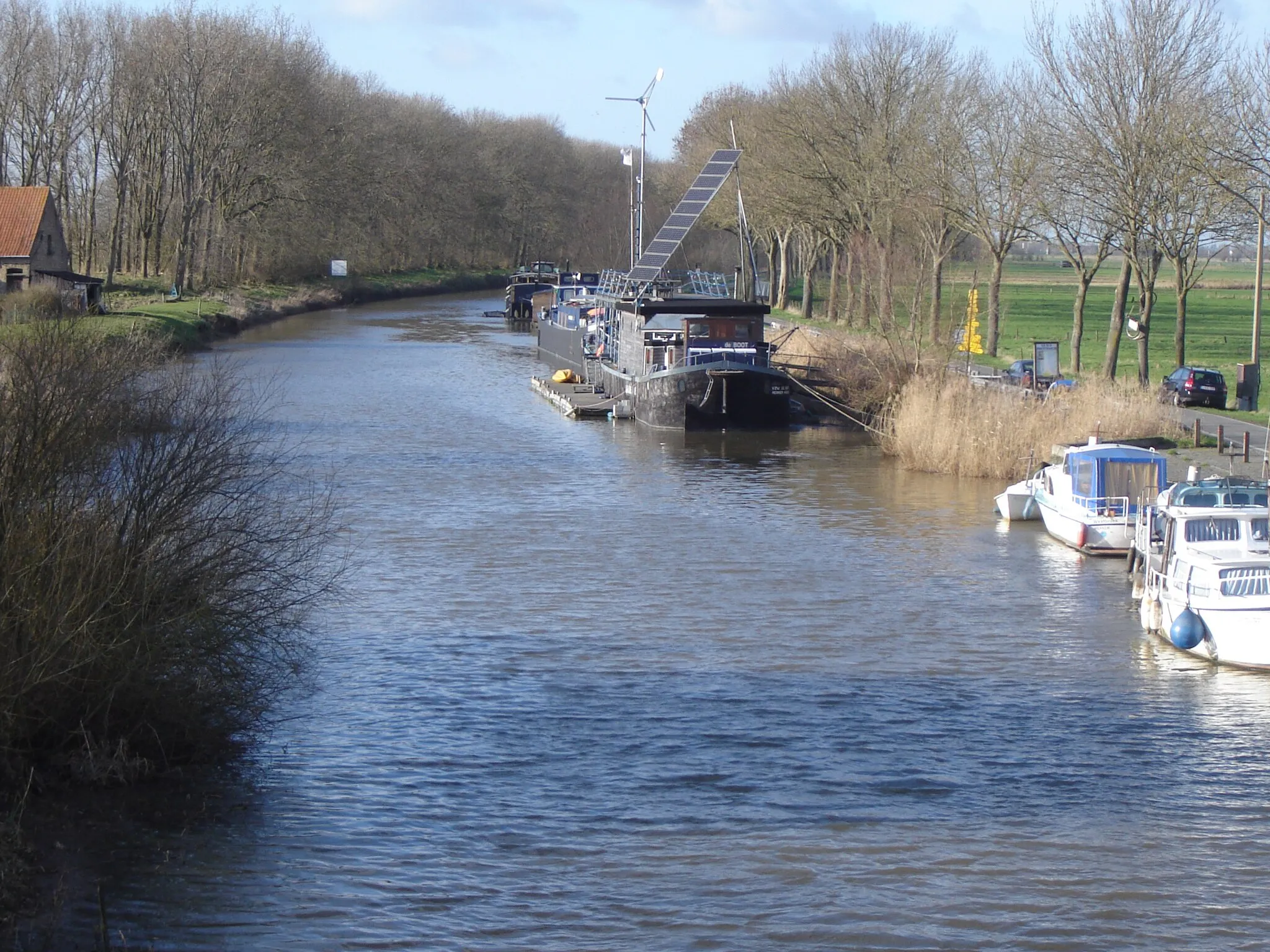 Photo showing: Ieperlee seen from the Driegrachtenbrug bridge in Drie Grachten. Merkem, Houthulst, West Flanders, Belgium