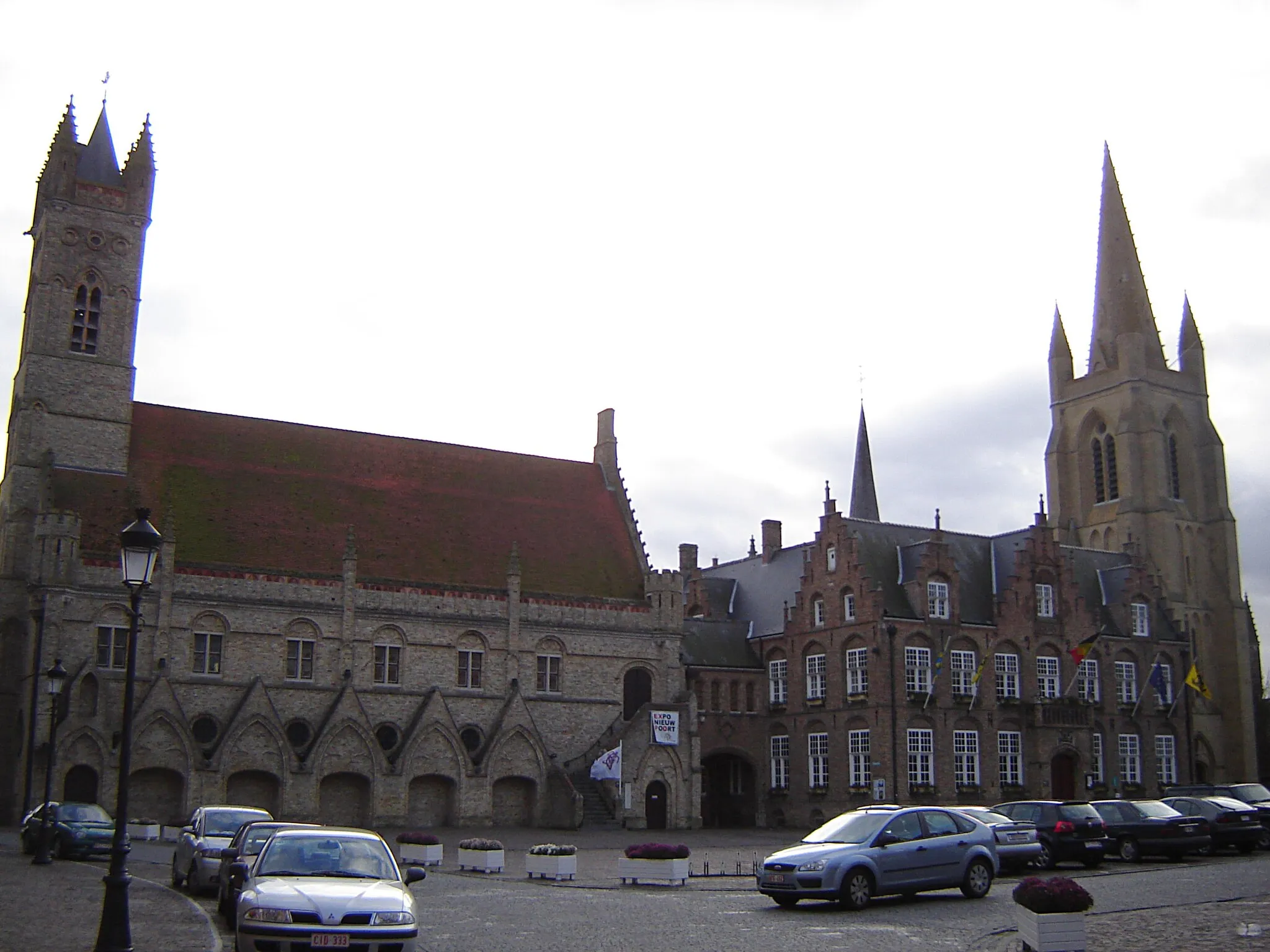 Photo showing: "Marktplein" market square of Nieuwpoort with belfry and hall, city hall and church of Our Lady. Nieuwpoort, West Flanders, Belgium