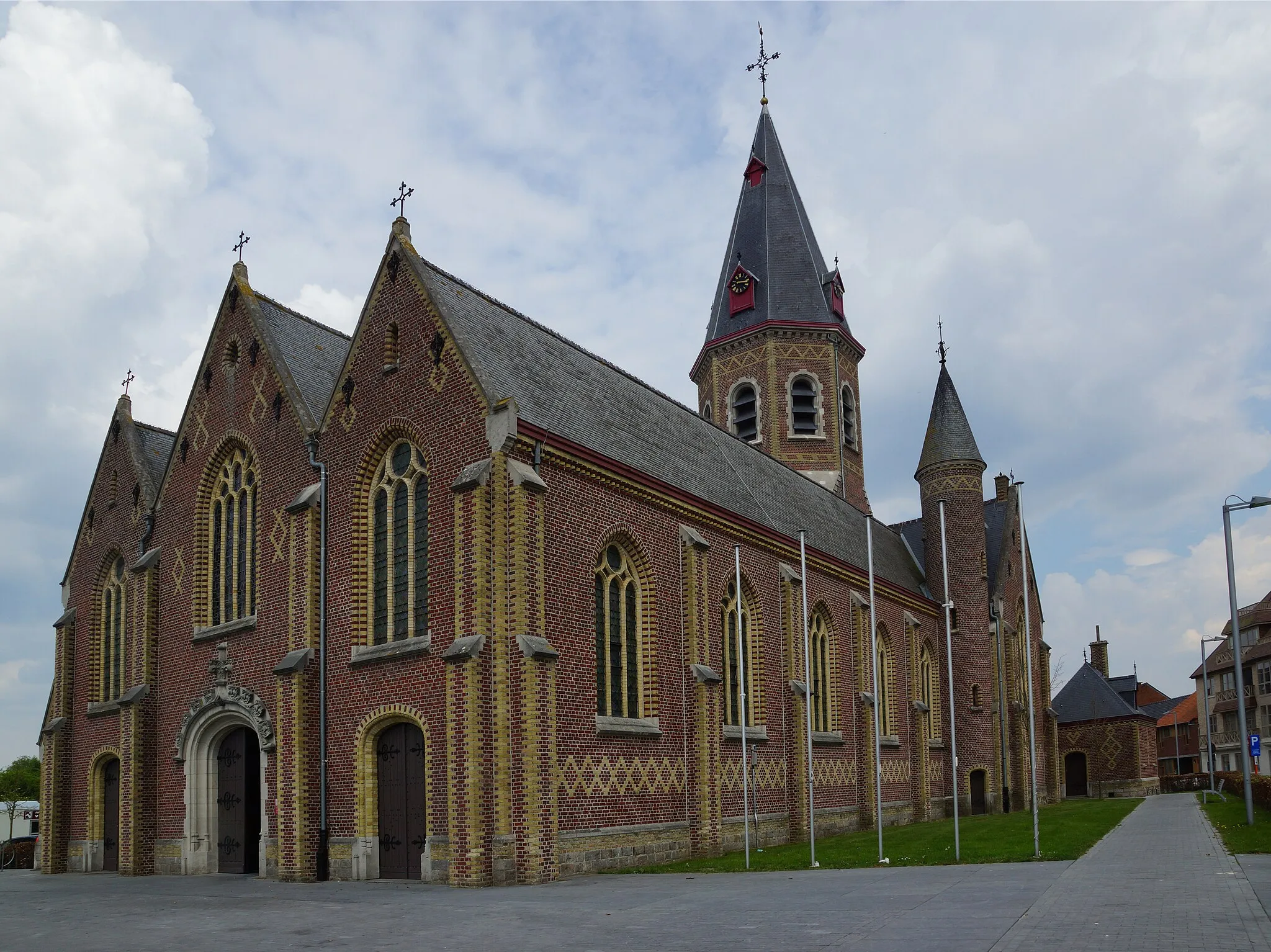 Photo showing: Staden (Oostnieuwkerke), Belgium: Maria's Church West and South side
